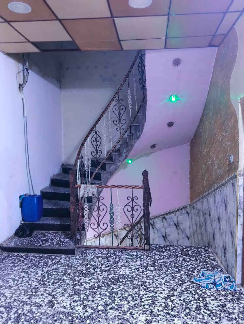 سلام عليكم بيت للبيع منطقت الحيانيه حي الحسين ع شارع المستطيل بين القسم والصنكر  يصلح مجمع طبي  بناء جديد  المساحه ١٥٠م يتكون من ٦ غرف منام طابقين السعر ٢٣٠ مليون 
استفسار ***********
استفسار
