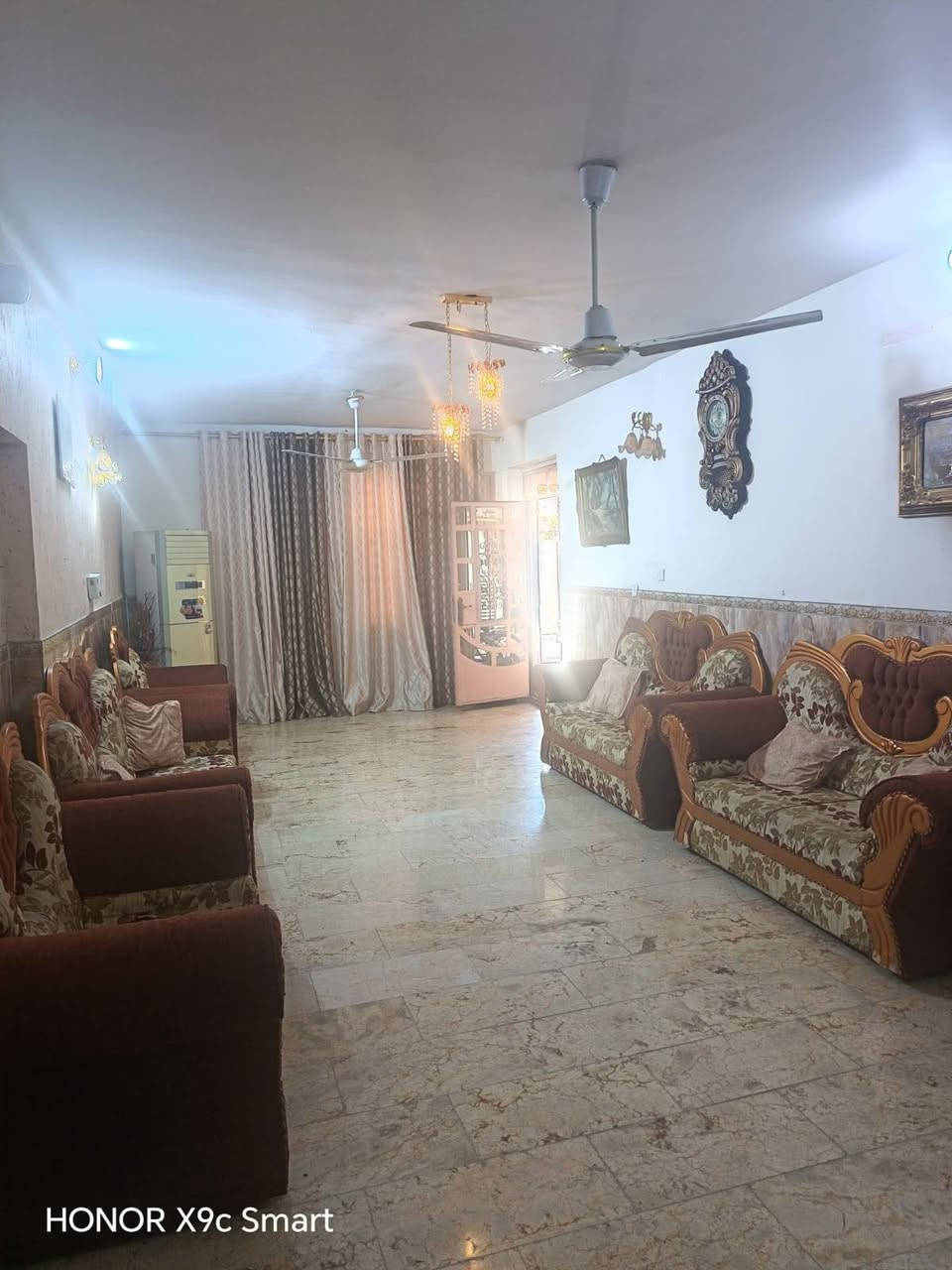للبيع بيت 🏡 طابو صرف فى #ضباط_شهداءالبياع قرب مدرسة الفرات #مساحته٢٤٠م يحتوي على #اربع_غرف_نوم وصاله ومطبخ وصحيات وكراج وحديقه البيت #نظيف_جدا للإستفسار اتصال على #الواتساب على الرقم ***********
#الجميع
