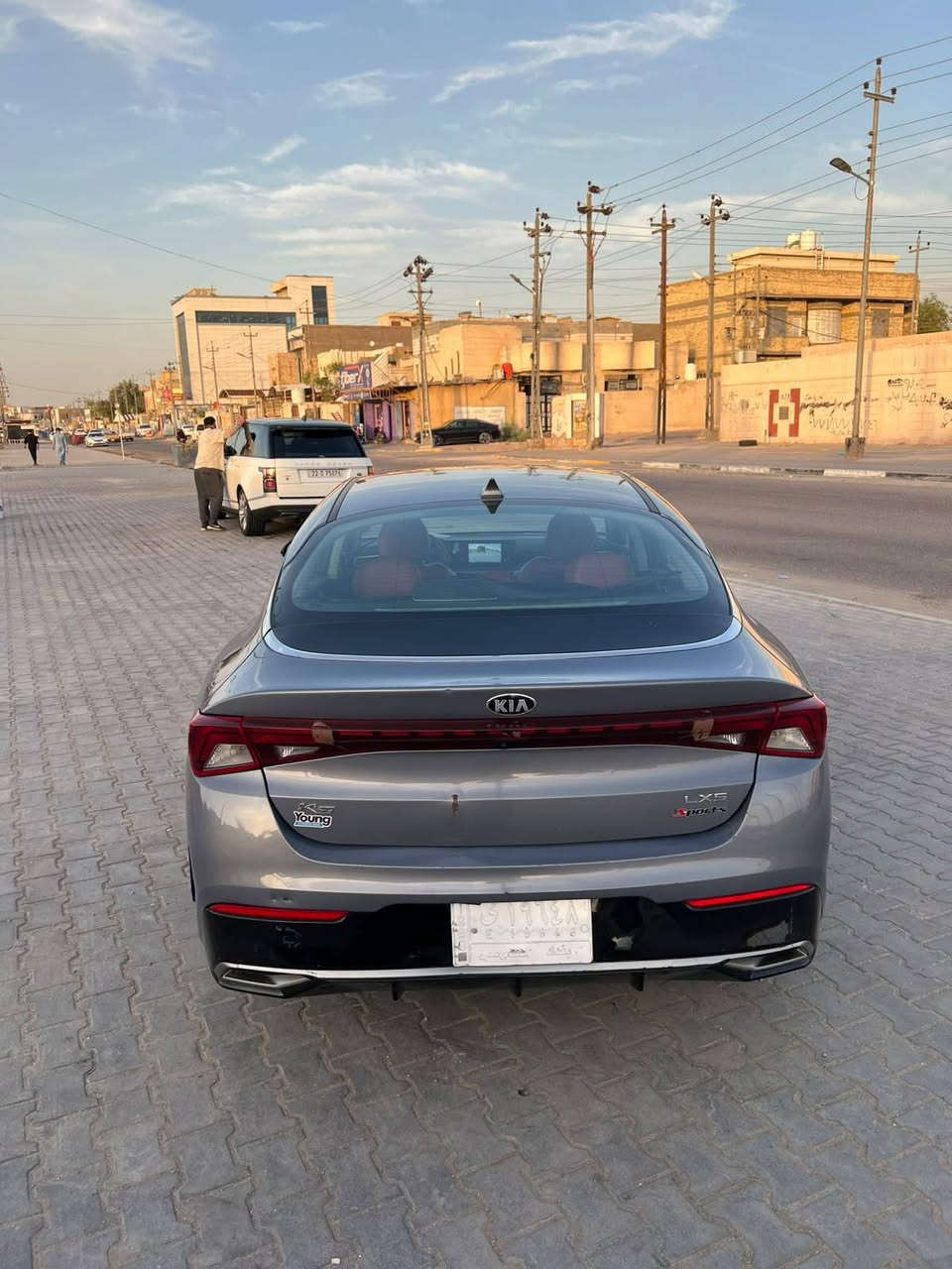 السلام عليكم
K5 وارد امريكي 
موديل 21 بصمه تشقيل عن بعد كامره خلفيه 
اربع تحكمات رياضي وسبورت مثبت سرعه 
قياده ذاتيه مانع نزلاق 
تحكمات ستيرن 
مكينه 1600 تيربو 
رقم بغداد معوقين 
السعر 115 وبيهه مجال بسيط الجيتك  مكلف بلنشر خابر راعيهه وتدلل الهاتف: ***********
العنوان:
 البصره الأصمعي القديم
