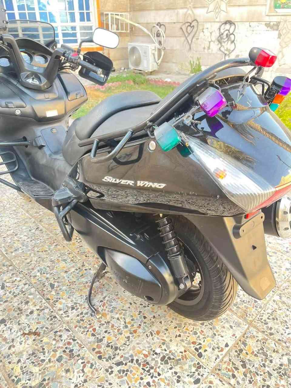 سلام عليكم شباب سلفر ونج بوليسي  
دراجه جديده ونضيفه ومكفوله كفاله عامه دراجه
مكينه 400cc
 ماشيه 30 الف حقيقي. 
السعر 26 ورقه وبيها مجال بسيط حك الجيه 
مكاني بغداد حي او(***********)
