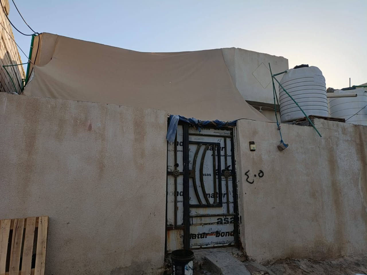 السلام عليكم بيت للبيع بلديه كامله معامله العنوان البصره ابي الخصيب عويسيان شارع كوت الضاحي المساحه 160 يحتوي على ديوانيه وهول وغرفتين ومطبخ وطامه وحمامات واثنين داخليات ومرافق خارج ودرج وبيتونه وغرفه فوك الارضيه سيراميكك والسقف كونكريت الصطح سراميك مطبق بناء حديث سقوف ثنويه ماي كهرباء خدمات من مدارس اسواق السعر 65 وبيه مجال اي استفسار على هذا رقم *********** يوجد واتساب البصرة, العراق
