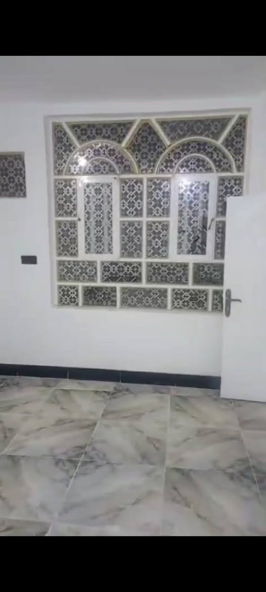 *🔥 فرصة للشراي الجاد | بيت جاهز تسكن من باجر 🔥* وقرار محكمه بي 

*📍 الموقع:* الكوفة - بداية شارع العيسى  
عمود 33، قرب مدرسة النعام - منطقة هادئة وقريبة على الشارع العام

*📐 المساحة:* 105م  
*💰 السعر:* 40 مليون وبي مجال بسيط للشراي الصدگ

*✨ المواصفات:*
- طابقين: غرفة نوم جوة + غرفة نوم فوك 
- صالة استقبال جبيرة تكفي عوايل
- صب كامل للسگف + أساس صب قوي
- مجاري دفن، كهرباء كاملة، باب تبليط
- البيت نظيف 100% ومَرتّب، ما يحتاج أي شغل
- الشارع العام على بعد خطوتين

*⚡ الميزة:* تستلم المفتاح وتسكن، ما تصرف دينار بعد. ملاحضه على طريق الزوار 🤲

*📞 للتواصل للجادين فقط:* ***********  
_رجاءً لا يتصل غير الشراي، السعر نهائي مع مجال بسيط_
