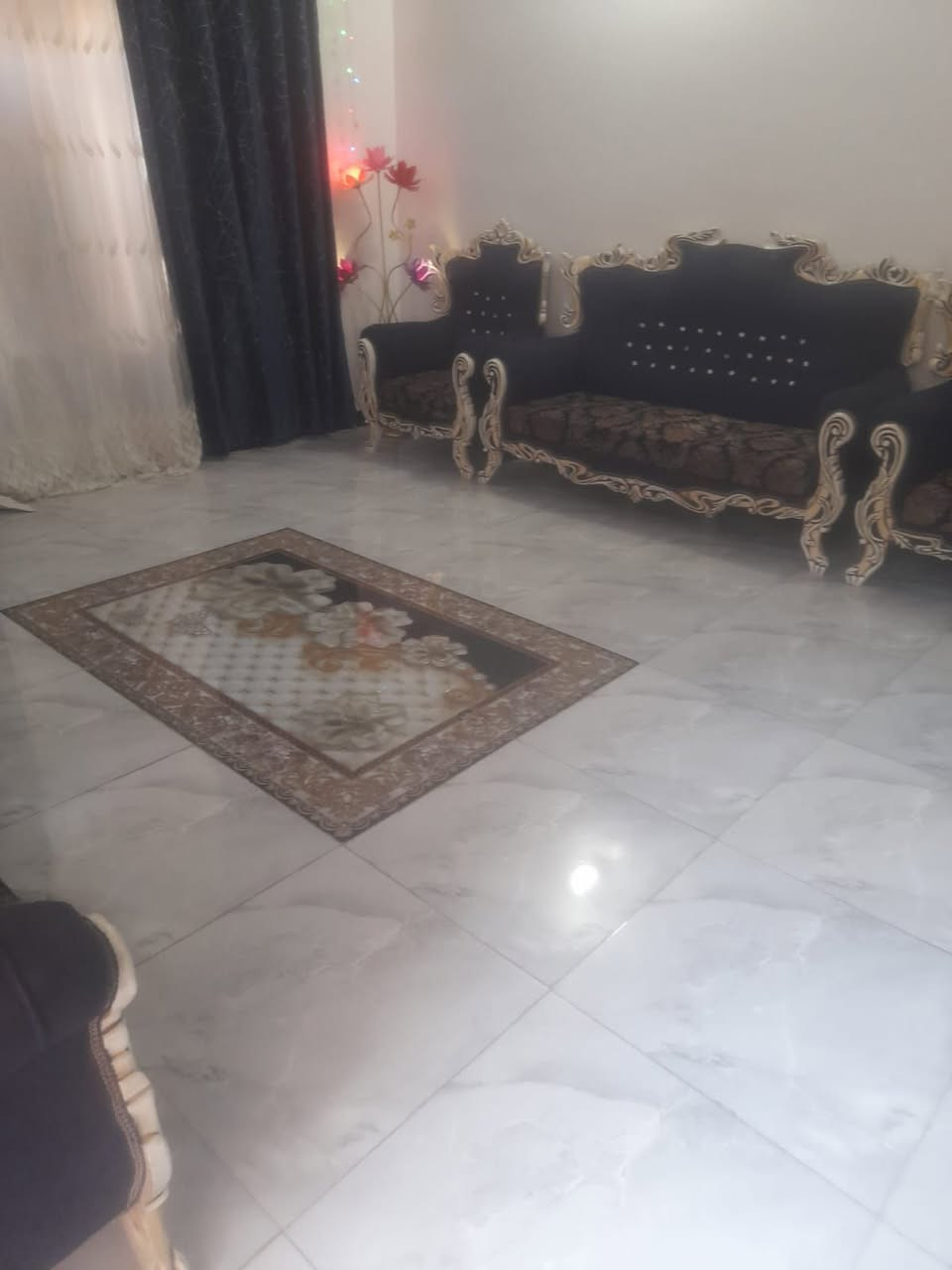 يوجد بيت لبيع مساحته 235م سند 25 زراعي باسمي نقص بي سياج خارجي واستقبال بس مصعديه ماكامله بناء طابوق كول صب عالي عن شارع بابل طهمازيه فرع مخبز لمصطفي للاستفسار ع هذا رقم ***********
