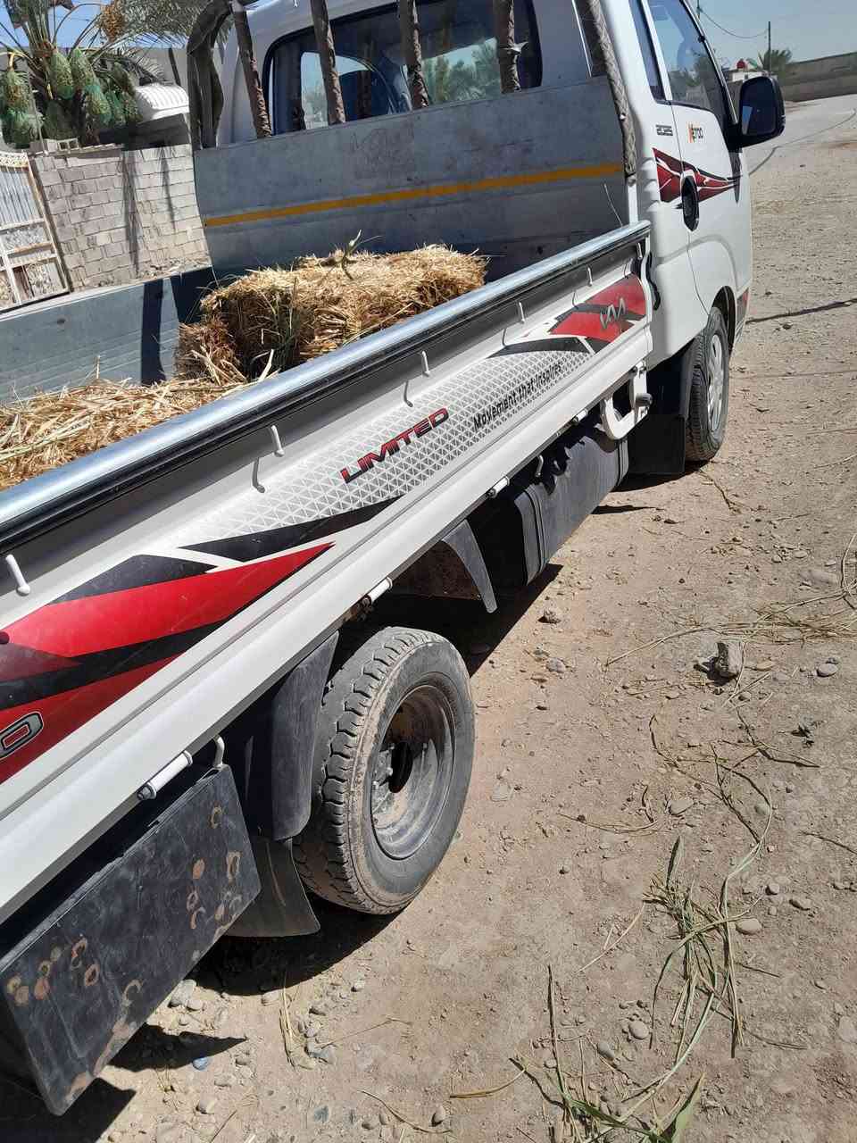 سيارة كيا بنكو ٢٧٠٠ موديل ٢٠٢٥ مكفولة ماعدا رصعة بالباب الخلفي ورصعة في التكمةجهة السايق بقدر اصبع اليد كما واضح في الصور رقم واسط انكليزي تحويل ثاني يوم السعر ١٥٨ ورقة بيهه مجال للشراي ***********
