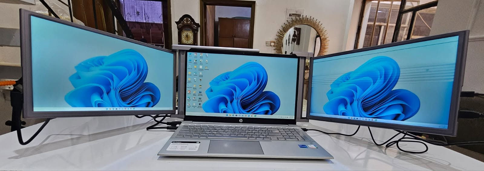 موسع شاشات اللابتوب الجانبية (Portable Tri-Screen Monitor) موديل S1 الجديد بالكرتون – بسعر تعاوني 
السلام عليكم،
للبيع موسع الشاشات الجانبية المحمول المخصص لأجهزة اللابتوب (Portable Tri-Screen Monitor) موديل S1 المعروف. هذا الملحق يركب مباشرة على شاشة لابتوبك الحالي ليحوله إلى محطة عمل متكاملة تحتوي على 3 شاشات في وقت واحد (شاشتان إضافيتان على الجوانب)، وهو ممتاز جداً للمبرمجين، المصممين، المتداولين، والطلاب لزيادة الإنتاجية وإنجاز المهام بسرعة وسهولة.
✨ مواصفات وحالة القطعة:
المقاس والدقة: الشاشات الجانبية تأتي بحجم 14 إنج وبدقة عالية FHD 1080P.
الوضعية: جديدة تماماً بالكرتون الأصلي واستخدمت للتجربة فقط.
الملحقات الكاملة: يأتي مع كرتونه وتغليفه المصنعي وكافة كابلات التوصيل الأصلية (كابلات الميني HDMI، وكابلات التايب سي والـ USB المخصصة لنقل الصورة والطاقة).
⚠️ ملاحظة هامة للأمانة وإبراء الذمة:
الشاشة الجانبية اليسرى تعمل بكفاءة ممتازة 100% وبألوان صافية.
الشاشة الجانبية اليمنى عند بداية تشغيلها وهي باردة تظهر فيها خطوط أفقية متحركة، وبعد دقائق معدودة من تشغيلها واستقرار الطاقة تختفي أغلب هذه الخطوط تماماً ويتبقى خطان رفيعان جداً وثابتان لا يؤثران على تصفح البيانات أو الاستخدام نهائياً.
💰 السعر المطلوب: 135.000 (قابل للتفاوض البسيط مع المشتري الجاد والصادق). السعر تم تخفيضه بسبب الملاحظة المذكورة.

التفاصيل داخل الصور / للتواصل *********** واتس اب توصيل بغداد (5) آلاف محافظات (6) الاف للمزيد زوروا صفحتنا على الفيس بك 

https://www.facebook.com/profile.php?id=61560710157601
