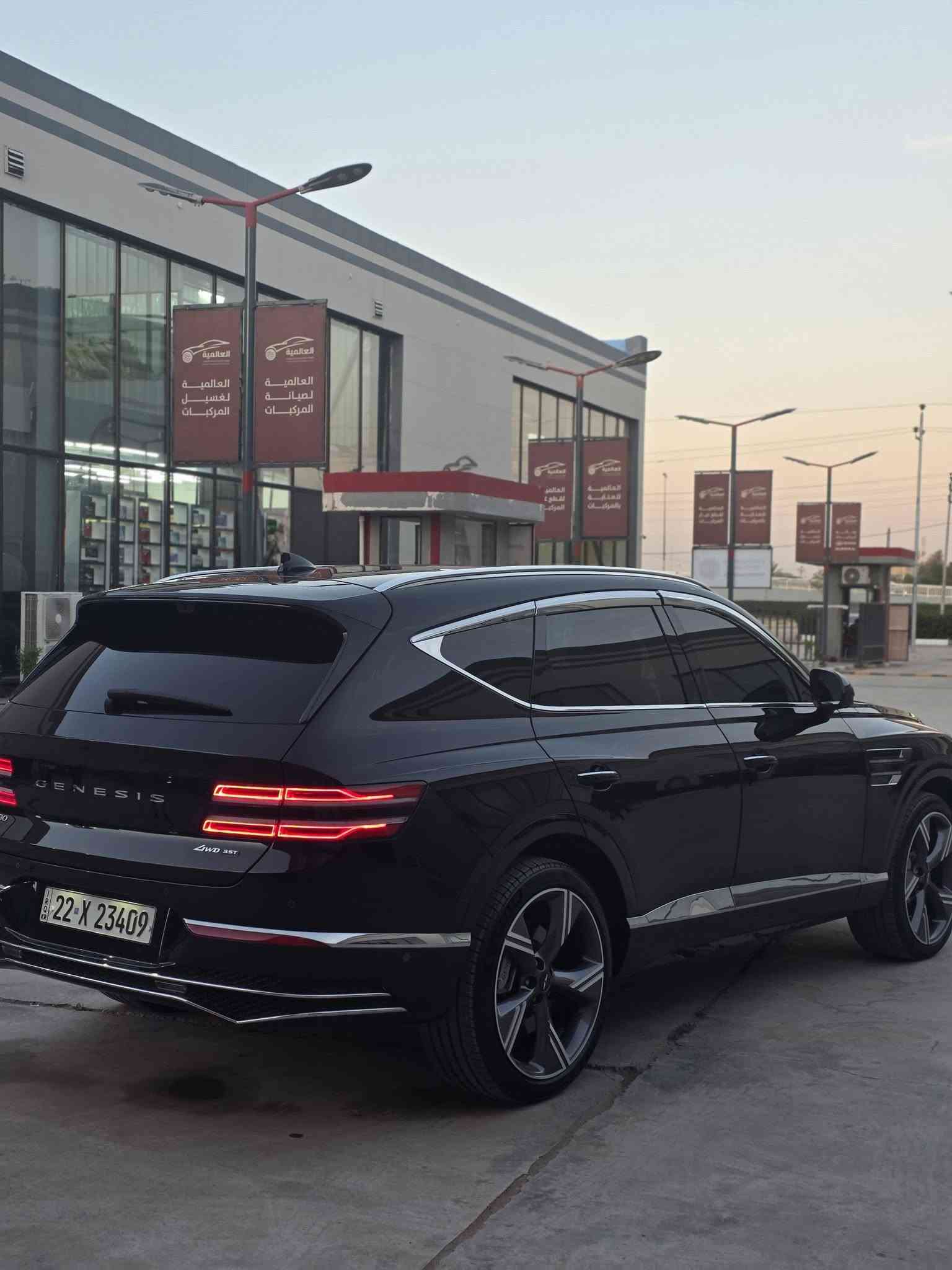 للبيع | Genesis GV80 2025 | 3.5T V6 | Full Option | قمة الفخامة والأدا
الحادث جاملغ الايسر مع شبر البنيد 
ماشيه حاليا 13 الف كيلو متر.  ليس ميل
إذا تبحث عن سيارة SUV فاخرة تجمع بين القوة، التكنولوجيا، والراحة… فهاي هي الخيار المثالي.
السياره عليها تغليف PPF ضمان 10 سنوات 
و السياره مضلل بيها كتاب من المرور بالسنويه 
و السياره بيها سقف روز رايز شغل درجى اولى 
السياره عليها تعريب الشرق الاوسط كل الاوبشنات شغاله السياره  ما ناقصها اي شي فول من كلشي 

✅ موديل: 2025
✅ محرك: 3.5 لتر V6 توين تيربو
✅ ناقل حركة أوتوماتيك 8 سرعات
✅ نظام دفع رباعي AWD
✅ فل أوبشن (أعلى فئة)

🔹 أهم المواصفات:
• شاشة بانورامية كبيرة للنظام الترفيهي
• عدادات رقمية كاملة
• شاشة عرض على الزجاج الأمامي (Head-Up Display)
• كاميرات 360° عالية الدقة 
ناضور ليلي نهاري
• حساسات أمامية وخلفية
• رادار أمامي مع مثبت سرعة ذكي
• نظام المحافظة على المسار والتنبيه عند الخروج عنه
• مراقبة النقطة العمياء مع عرضها على شاشة العدادات
• فرملة طوارئ أوتوماتيكية
• مساعد القيادة على الطرق السريعة
• نظام الاصطفاف الذكي (Smart Parking Assist)
• بصمتين وبصمة تشغيل وبصمة للأبواب
• تشغيل عن بُعد
• فتحة سقف بانورامية
• مقاعد جلد فاخر كهربائية مع الذاكرة
• تبريد وتدفئة للمقاعد الأمامية، وتدفئة للمقاعد الخلفية
• تدليك مساج  للمقاعد الأمامية (حسب التجهيز)
• تكييف أوتوماتيك ثلاثي المناطق
• شحن لاسلكي للهاتف
• نظام صوت فاخر
• Apple CarPlay وAndroid Auto
• إضاءة داخلية محيطية متعددة الألوان
• إضاءة LED أمامية وخلفية
• باب خلفي كهربائي مع فتح ذكي
• جنوط ألمنيوم رياضية قياس كبير 22 
• زجاج عازل للحرارة والضوضاء

💎 سيارة فخمة بكل معنى الكلمة، تجمع بين التصميم الراقي، الأداء الرياضي، وأحدث تقنيات السلامة والراحة.

 للاستفسار  يرجى التواصل على الرقم
 ***********
