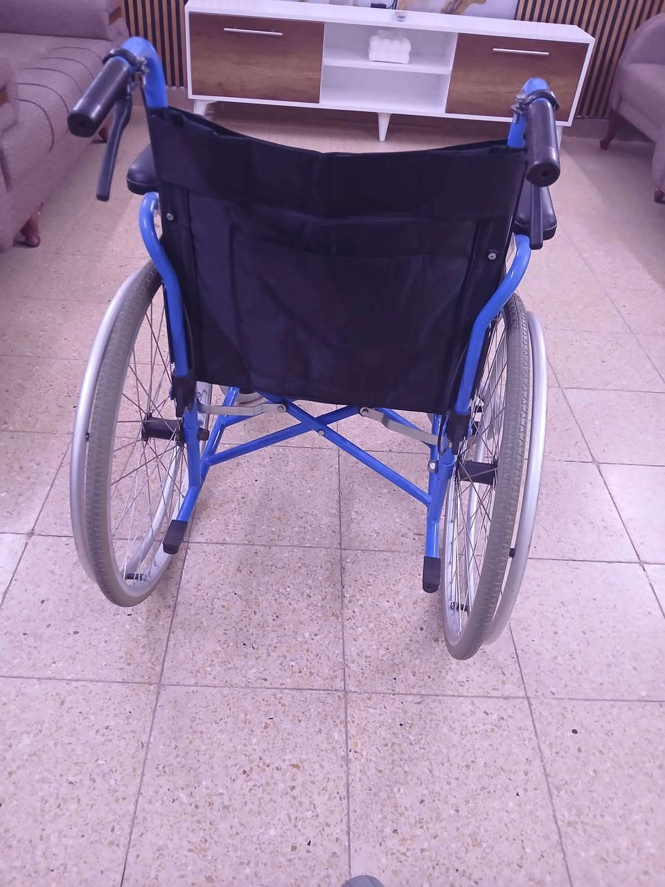 كرسي نظيف مستعمل قليل للبيع السعر ١٤٠ الاتصال وات ساب *********** بغداد
