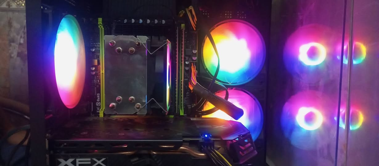 المعالج: Intel Xeon E5-2680 v4 (14 نواة و 28 خيط معالجة) - أداء ممتاز في التعدد والمهام الثقيلة. اومراوس بلابتوب كيمنج 
​المذربورد: X99 - لضمان الاستقرار ودعم الأداء العالي.
​الكرت: AMD Radeon RX 580 (8GB) - لتشغيل الألعاب على دقة 1080p بإعدادات قوية.
​الرامات: 16GB RAM - مساحة كافية لتشغيل الألعاب والبرامج بسلاسة.
​التخزين: 512GB SSD - سرعة فائقة في إقلاع النظام وتحميل الألعاب.
​التبريد والتهوية: 4 فانات تبريد لضمان درجات حرارة منخفضة وتدفق هواء ممتاز.
​الباور سبلاي: 500 Watt - طاقة كافية ومستقرة لكافة القطع.
​الملحقات المرفقة:
​الشاشة: شاومي (Xiaomi) بتردد 180Hz - سلاسة فائقة واستجابة ممتازة للألعاب التنافسية.
​السماعات: سماعات أصلية RGB - صوت نقي وصافي (بدون أي وشة) مع إضاءة ممتازة.
​حالة الجهاز: ممتازة وجاهز للاستخدام الفوري (تم فحصه واختباره بالكامل).
​السعر: [ 800الف وبي مجال بسيط] ويا يوبي اس 1500وجديد كارتونه 
المكان: [بغداد شعب نهايه حي اور ]
التواصل: عبر الرسائل أو الاتصال على الرقم [***********].توصيل ماعندي تجي تفحص يمي وشف نضافه 💯
