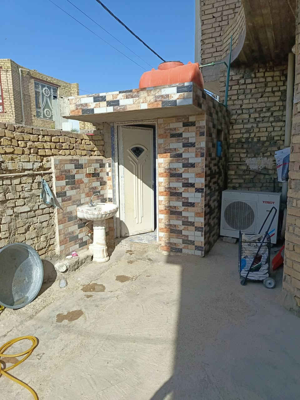 بيت للبيع
المساحة 200متر 
العنوان حي جهاد  بداية السوق المسقف
للاستفسار الاتصال على الرقم
***********
