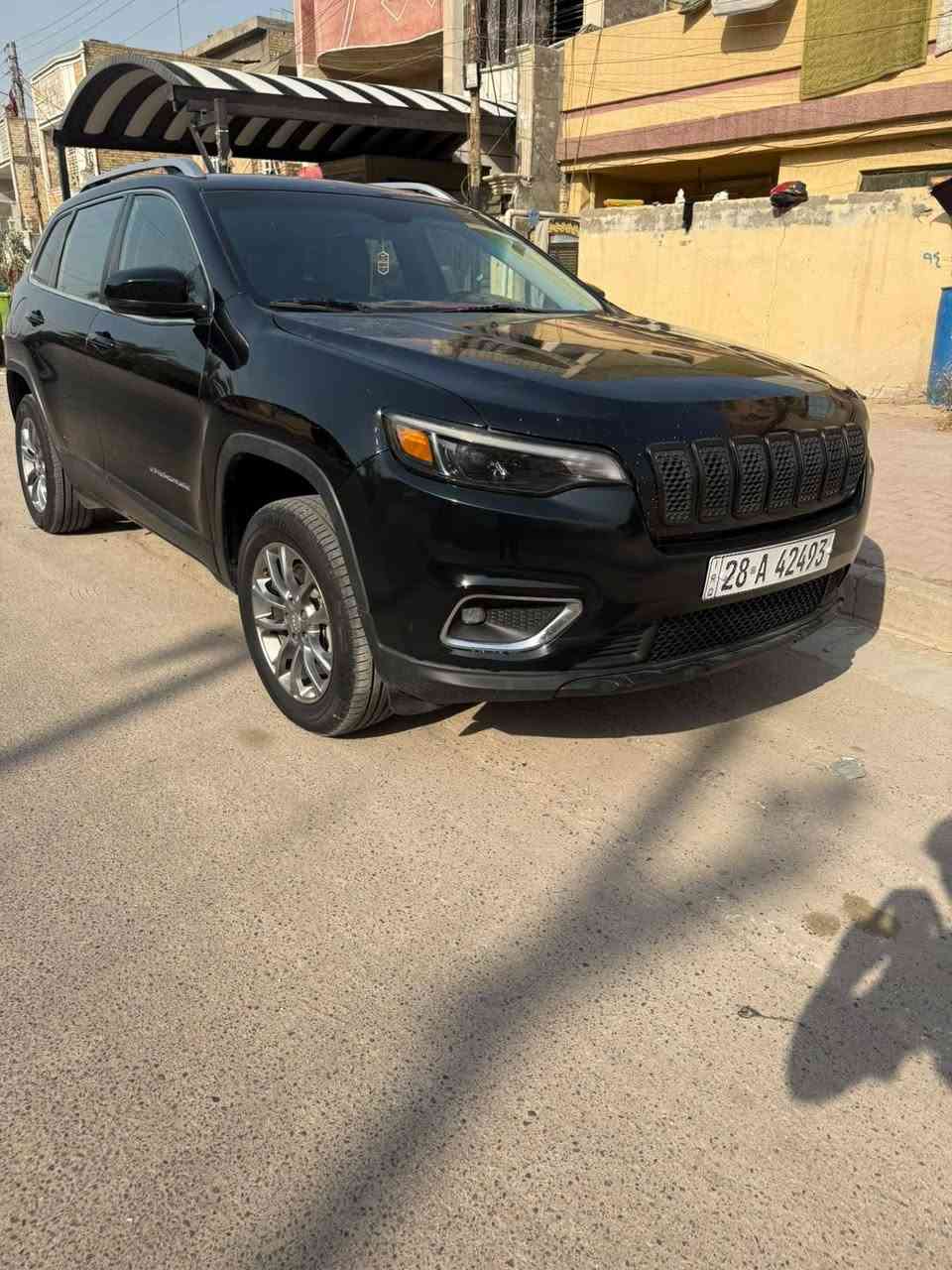 السلام عليكم جيب بزون 2019 فئة المتد فول لل أخير عدا الفتحهةحادثها بنيد سطحي وشادلها بنيد أصلي نفس اللون  محرم 6سلندر المرغوب ماشيه 65 حقيقي مكفوله عدا حادثها كفاله عامل من ضربه وصبغ محرك وكير وصدر وتبريد بلادي شركه وجدد تخم تاير جديد رقم ذي قار مشروع وطني بسمي سنويه 2031 سياره جديده وعلى أيدي عليها ادامه عامه ومناقصها أي شي مكانها بغداد سعرها 135 وبيها مجال 
رقمي ***********
