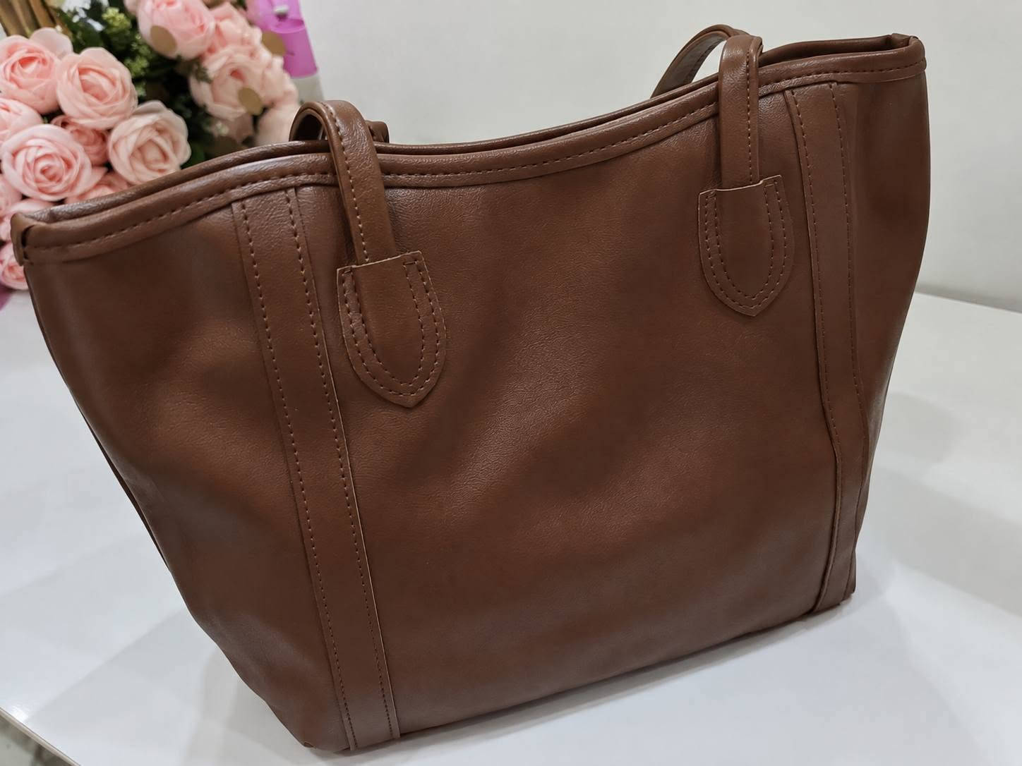 متوفرة حقائب بسعر جداً  مناسب. 🔥🔥
للحجز: انستا:by_noora_bags 
تلكرام: by_noora_bags
واتساب :***********
 #متجر_عراقي #تسوق_اونلاين #بغداد #حقيبة #تنسيقات #جامعة

نص مكتوب في الصور:
- إطلالة جامعية ♡ إطلالة أنيقة للعمل ♡ إطلالة يومية مريحة ♡ إطلالة ناعمة ♡ إطلالة كلاسيك ♡ بسيطة .. أنيقة .. تناسب كل إطلالاتك ♡
- مناسب للجامعة
- بلوزة بيضاء
- بليزر بيج
- جينز واسع
- سنيكرز أبيض
- لليوم الدراسي
- كنزة سوداء
- بنطلون واسع بيج
- أنيق وعملي
- قميص أبيض
- كارديجان رمادي
- بنطلون أسود
- لوفر أسود
- شتوي دافئ ومريح
- كنزة أوف وايت
- معطف طويل
- ستايل بناتي بسيط ناعم وأنيق
- قميص مخطط
- تنورة ميدي
- باليرينا
- ستايل شبابي مريح وعصري
- تيشيرت أبيض
- جاكيت هودي
- بنطلون رياضي
- إطلالة كاجوال للجامعة أو المشاوير ♡ إطلالة يومية للجامعة ♡ تفاصيل بسيطة تصنع إطلالة كاملة ♡ إطلالة مريحة وأنيقة ♡ استايل ناعم وانثوي ♡ إطلالة مريحة للجامعة ♡