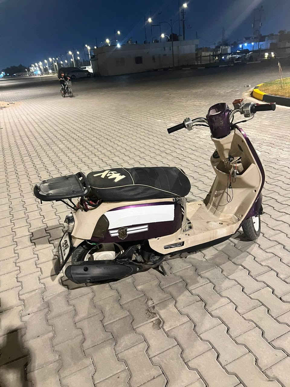 ياماها ماكس بوليس ياباني نوزل بلاد
مكينه حلوه مفتوحه مبدل زنجيل 
وهسه مستحقه ولفات لو بستم 
مكينه حلوه ناعمه سريعه و شلعه معدل 
داخل كريمي مرتبه دراجه بس هم يرداله ترتيب 
كفرات كامله ختم وأحد نقوصات دراجه 
عينه و قبق باتري وجامه بك لايت 
كهربائيات شغاله بس فاصلهن
سلف يشتغل بس  فلاوين يشكل
س 425 
مكاني البصرة المعقل 
/***********
