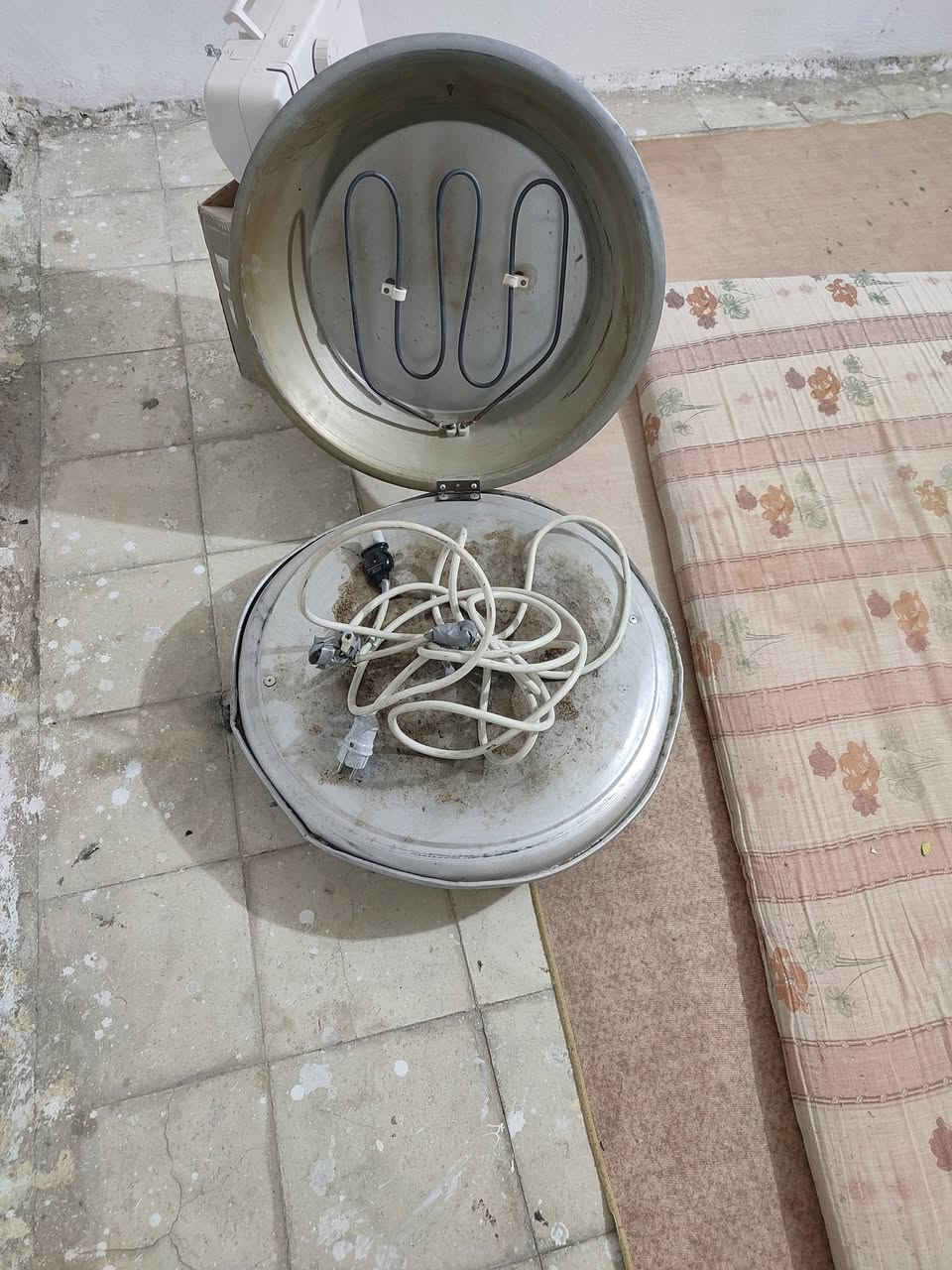 السلام عليكم 
اغراض مستخدمه اخو البلاش
تانكي 500 لتر    ب 25
سيت طبلات.      ب  10
مكينة خياطه       ب 15
تنور كهربائي.        ب 10
براد ماء حار بارد    ب 75
صوبه زيتيه            ب 25
روبن وياه صونده 50 متر     ب 25
***********
