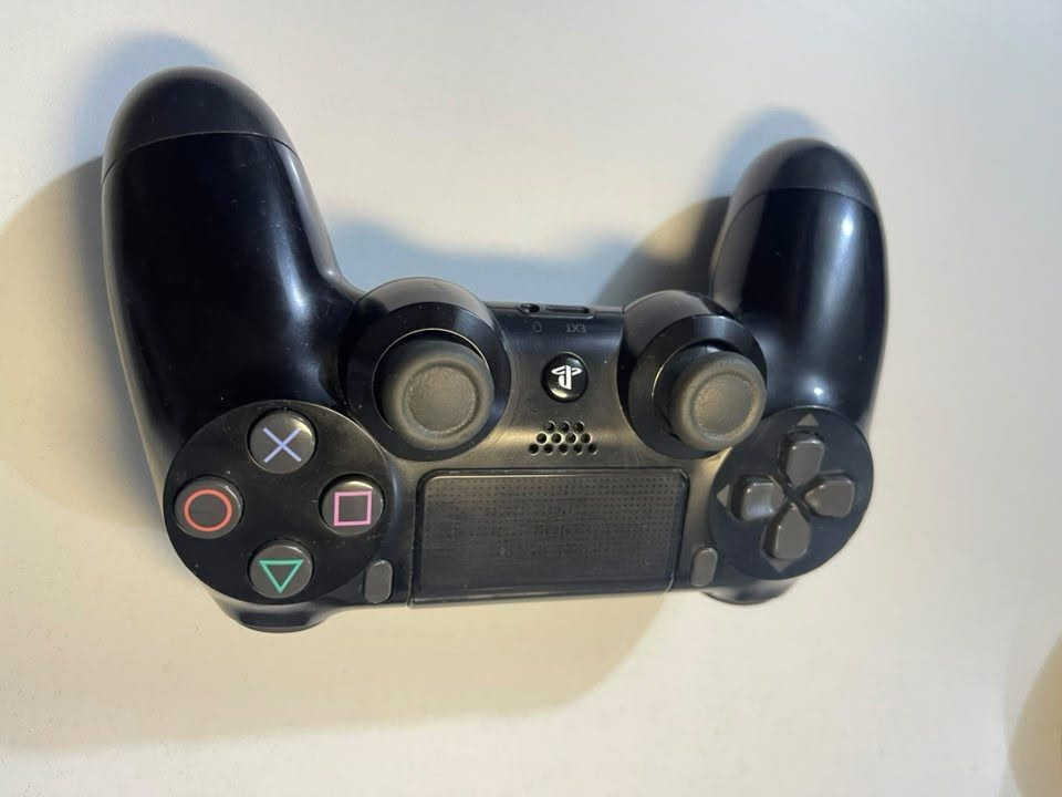 جوستك ps4 اصلي 

•ضمان ماكو اي خلل بالكير او الازرار او البطارية

السعر ٢٥ الف عنواني بغداد الشعلة ***********
