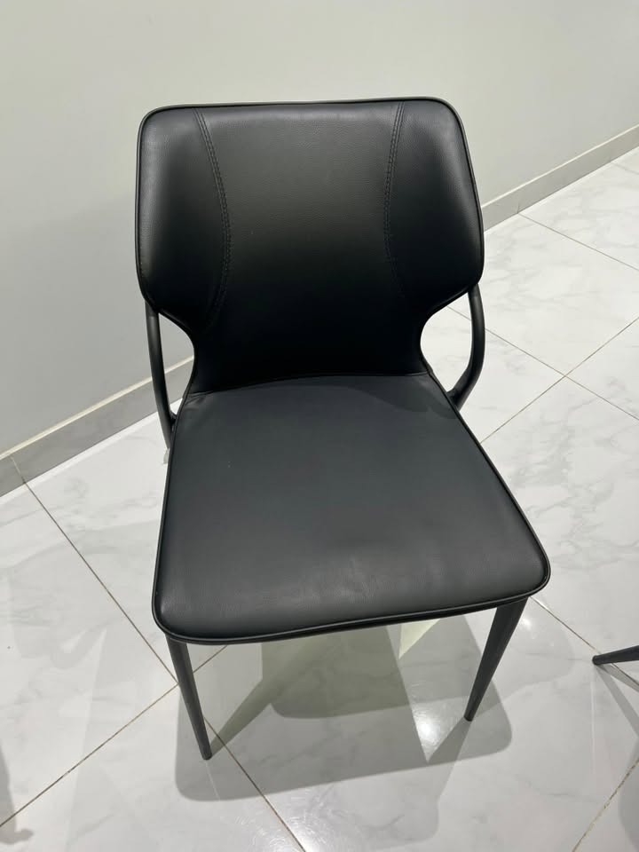 طاوله 8 كراسي للبيع مستعمل قليل
السعر: 450 الف 
للتواصل: ***********
