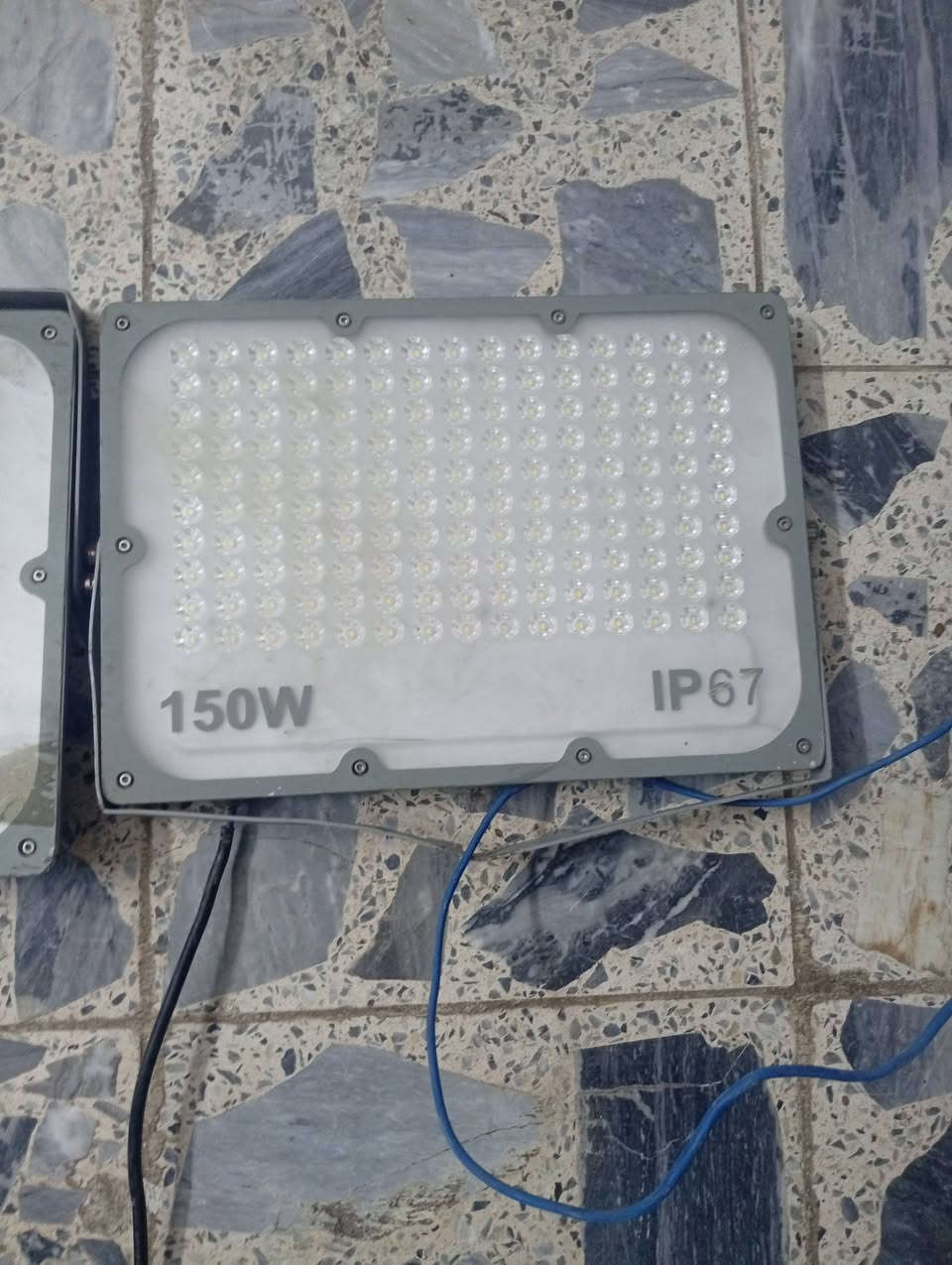 بلاجكتورات شغالات للبيع الضوء ابيض عدد 2 
الاول 200w  والثاني 150w
سعرهن اثنينهن 50  الف 
العنوان بغداد البلديات 
***********

