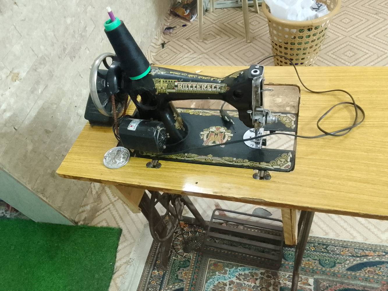 مكينه للخياطه نضيفه كلش ما بيهه شي وتشتغل بس احنه جبنه جديده وردنه نبيع هاي