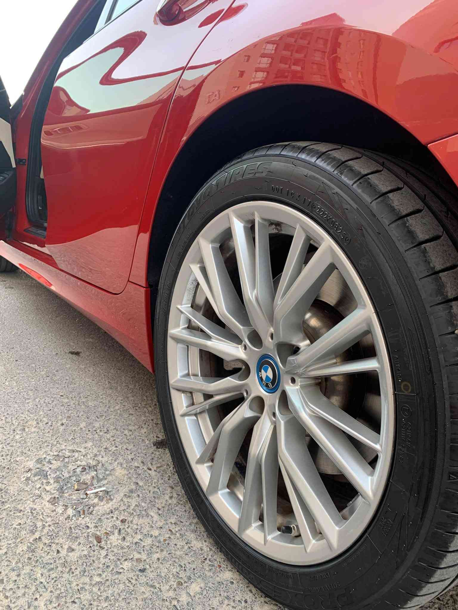 السلام عليكم

للبيع BMW 330e موديل 2023

فول أعلى فئة بالمواصفات

محرك 2.0 توين باور تيربو  292 حصان والعزم 420 نيوتن

السياره تعمل بنظام (البنزين + هايبرد + كهرباء) اقتصادية جداً

مع امكانية شحن السيارة بالكهرباء تقطع مسافه من 30 الى 45 كيلو 

ماشيه 25 الاف كيلو فقط

1.نظام الأوتو بارك (ركن السيارة بدون تدخل السائق) 

2.نظام البارك إسيست (امكانية ارجاع السيارة بالكراج تلقائي)

3.كامرات 360 درجة عدد 4 محيطيه 3D

4.فتحة سلايد روف

5.داتا شو Head Up Display (يعرض بالجامه الامامية)

6.نظام صوت فاخر Harman/Kardon Logic 7

7.شاشة كبيرة متصله خاصه بموديل 23 و24

8.فتح الصندوك بالقدم 

9.لايت ليزر اصلي داينمك

10.كشنات جلد لون جملي Camel + الكشنات كهرباء وخزن ميموري 

11.تدفئه بالمقود والكشنات

12.تصعيد وفتح الزجاج بالبصمه

13.حساسات امامي خلفي جانبي

14.اضاءة محيطية متغيرة الالوان

16.نظام تعتيم بالمري Auto Dim

17.شفتات بالمقود

18.شاحن تلفون وايرلس

19.نظام الترحيب عن الاقتراب من السيارة

20.ابل كار بلي وايرليس

21.رادار امامي

22.رادار النقطة العمياء

23.رادار الخروج عن المسار

ضررها بابين صفحة السايق  تبديل اصلي وكاله  فقط 

جميع الايرباكات سليمه فقط ارباك البرده  طاك 

مكان السيارة بغداد

+964 770 808 6701

نص مكتوب في الصور:
- 39°C