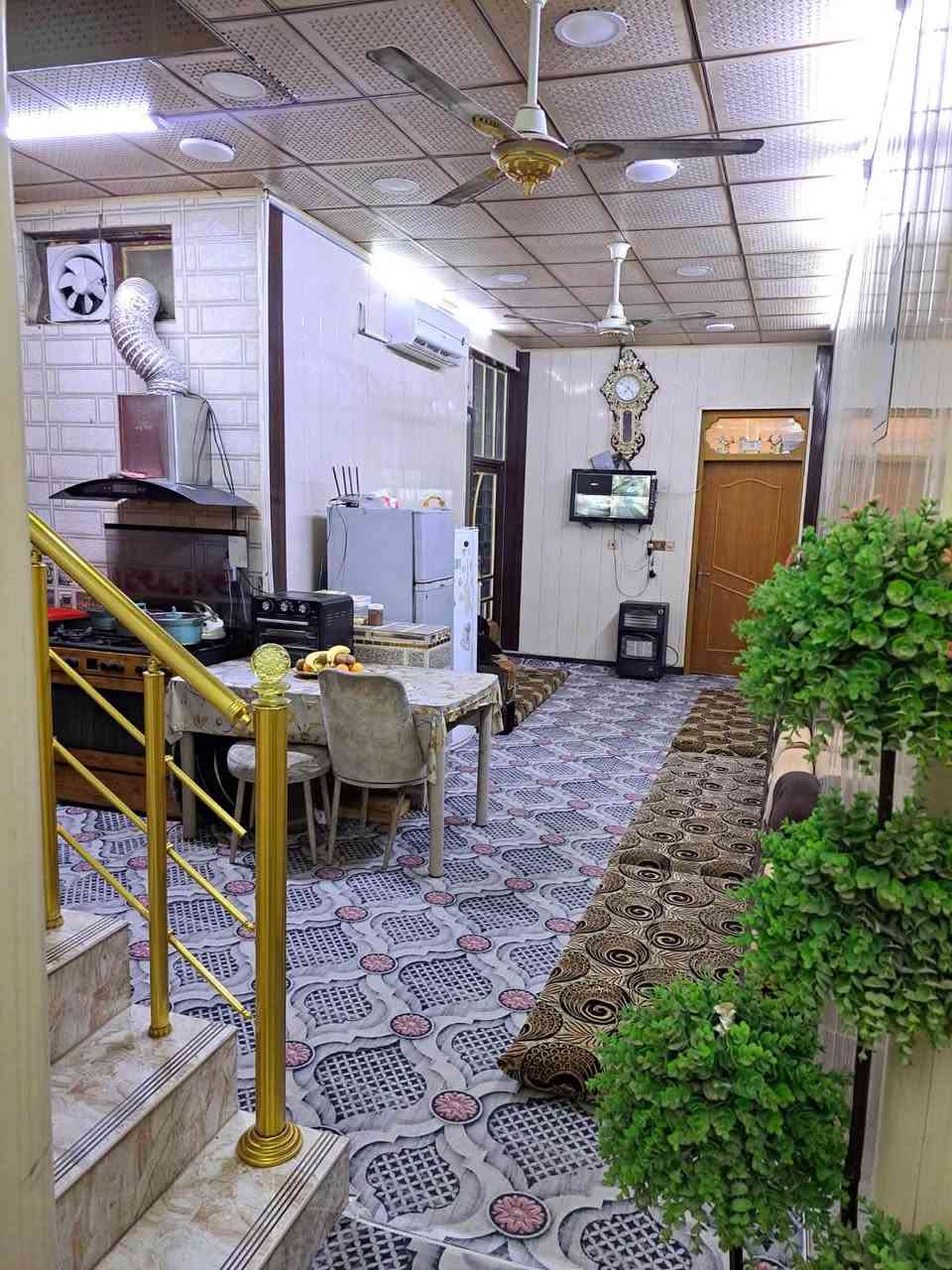الدار للبيع بناء درجه اولى سنه 2020 في منطقة حي المهندسين المساحه: 105متر الواجهة 5,25 ونزال 20متر.  
الدار طابق ونص يتكون من استقبال وصاله ومطبخ وغرف عدد 2 وصحيات عدد 2
للاستفسار الاتصال على الرقم ***********
