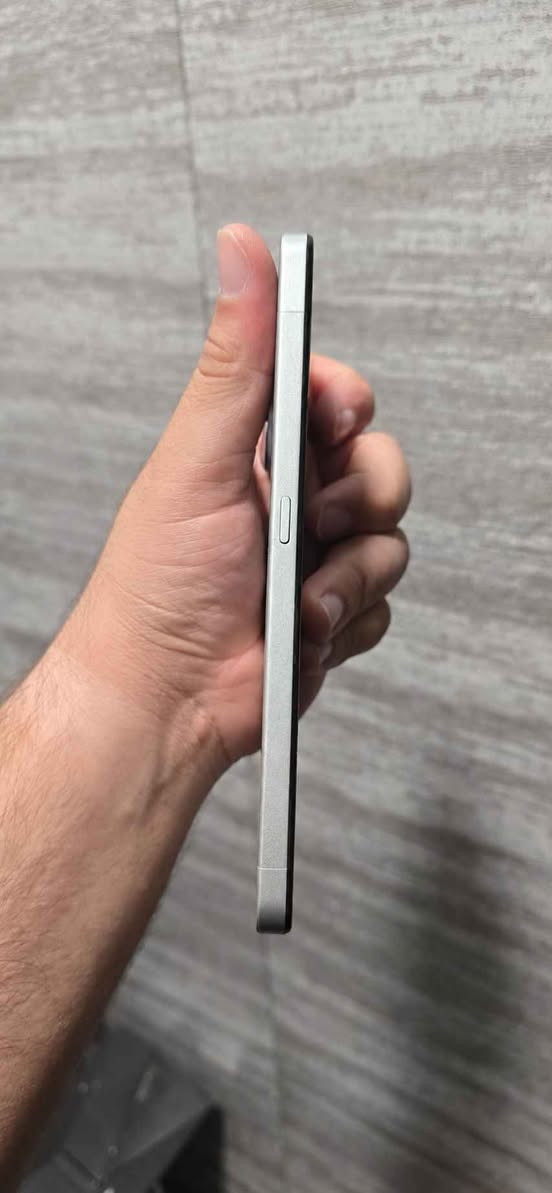 📱 للبيع HONOR X8d باللون الفضي ✨

🔹 ذاكرة ٢٥٦ جيجا
🔹 رام ٨ جيجا + ٨ جيجا توسعة افتراضية
🔹 شاشة AMOLED قياس ٦٫٧٧ إنج بتردد ١٢٠ هرتز
🔹 كاميرا رئيسية ١٠٨ ميگابكسل
🔹 بطارية ٧٠٠٠ ملي أمبير وشحن سريع ٤٥ واط
🔹 معالج Snapdragon 6s 4G Gen 2

⚠️ توضيح للأمانة: الجهاز وكع مني وبعدها السيم كارت وكف وما يشتغل، والبيع على هالحالة.

💰 المطلوب ١٩٠ ألف دينار وبي مجال للجاد
علما ان سعر الجديد  ٣٧٥ ألف

📞 للتواصل: *********** بغداد, العراق
