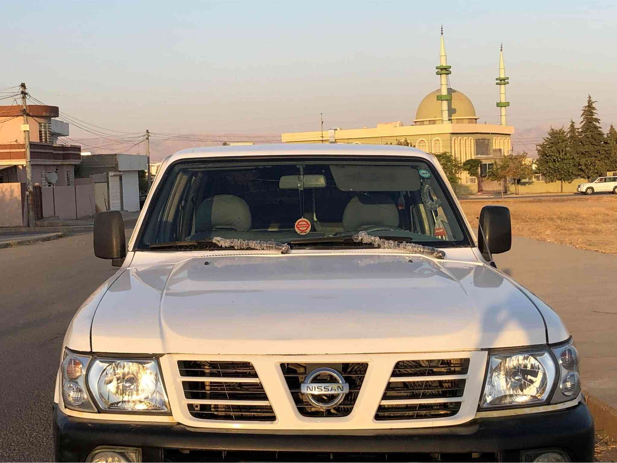 پاتڕۆڵ بۆفرۆشتن 
مۆدێل٢٠٠١محسن
سەنەویی تا٢٠٣٠تازەیە
ناوی نیەلەحاسیبە بەشەرت
کارت بەنزینی هەیە
غازیکی ١٠٠لیتری لەسەرە 
شاشەئایپاتە. 
قفل مەرکەزی
سەیارەکە ماڵیی دۆستە 
١پارچەو یەک پەلەبۆیاخی هەیە.  
سەیارەکەم ماڵی دۆستە نرخی ١٠٥گڵاو  مەجالێ برایانە
مشتەری نیت سەرم مەئێشێنە
*********** 
شوین 
چمچەماڵ شمشمل, السليمانية
