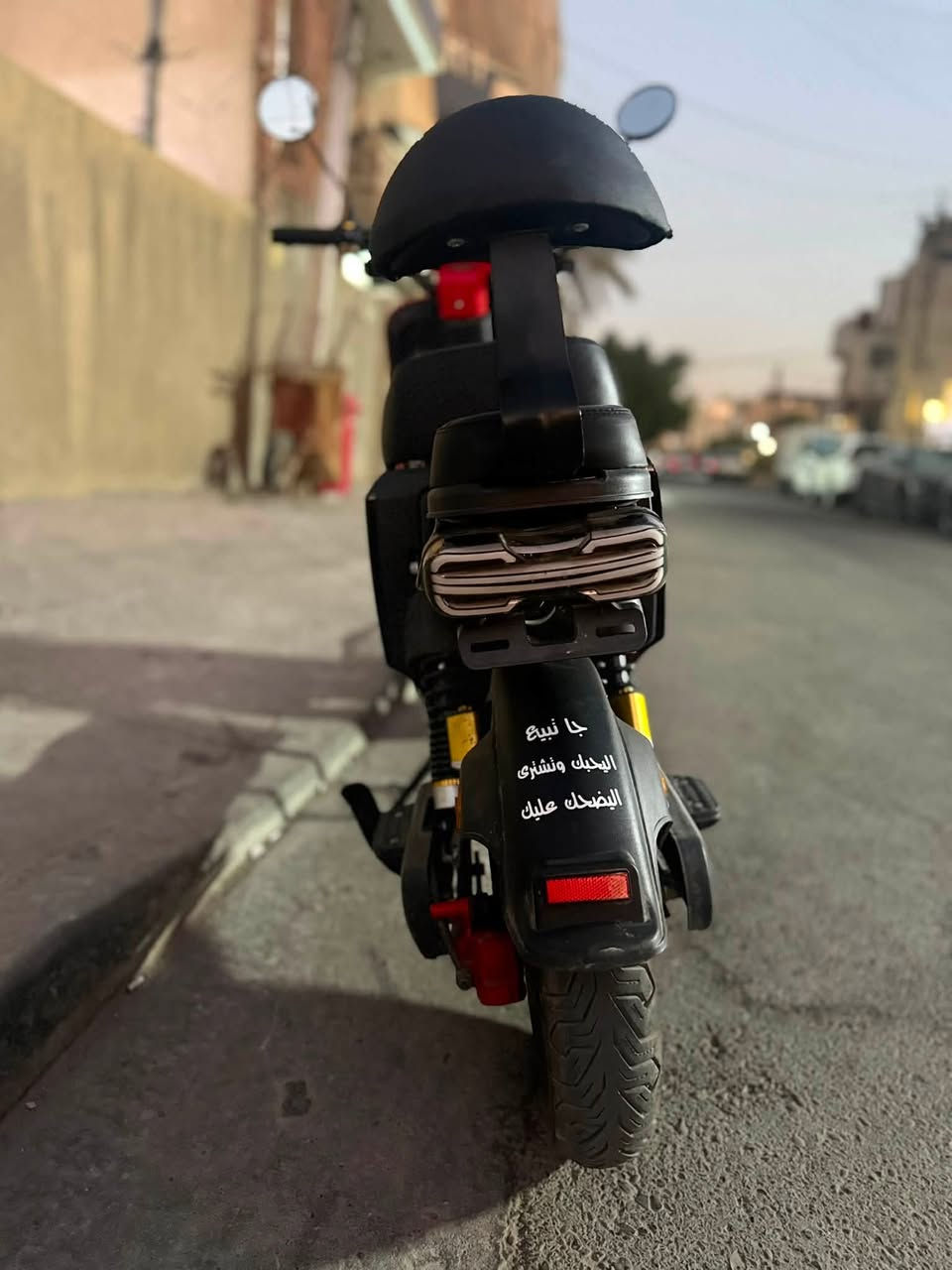 دراجه R11 مزوده للاخير للبيع                                        دالمحرك (الملف): 2000 واط (4 ملفات).
 البطارية: 5 بطاريات كبار (نظام 67V).
 السرعة الحقيقية (GPS): 70 كم/ساعة (عداد الشاشة يقره 120 كم/ساعة).
 المسافة بالشحنة الواحدة: 55 كيلومتر.
 وقت الشحن الكامل: 6 ساعات.
 الفرامل (المكابح): دسك أمامي وخلفي هيدروليك.
 الإضاءة: فول LED أمامي وخلفي مع إشارات جانبيّة.
 الشاشة: ديجيتال ملونة تعرض السرعة ونسبة الشحن.
 الدبلات: دبلات هيدروليكية أمامية وخلفية لامتصاص الصدمات.
 الميزات الإضافية: ريموت كنترول مع نظام إنذار ضد السرقة، منفذ USB لشحن الموبايل، وتشغيل كارتين وسويج سعر 800وبيها مجال   للاستفسار لاتصال بهذا رقم ***********
