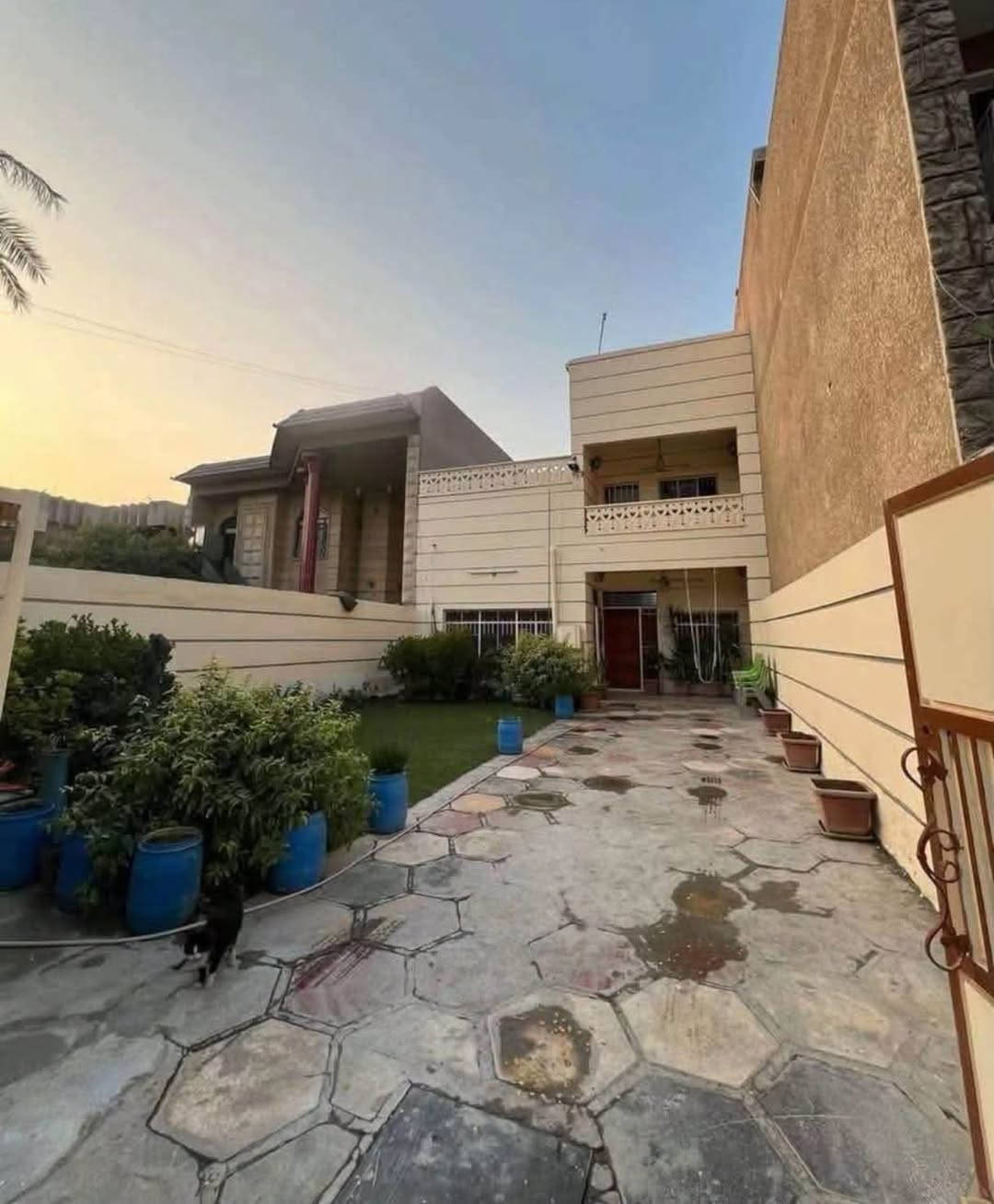 دار سكني للبيع في منطقة حي جميلة محلة 512
قرب سريع القناة 
شارع خير الله 
واجهه 8 متر نزال 34
المساحه الكليه 272 م2
سعر المتر 2650 مليون وقابل للتفاوض
ملاحظة : الكهرباء بنظام الخصخصة
ويباع مع الاثاث
للاستفسار :
 *********** ابو حسن
مكتب الكوثر للعقار
