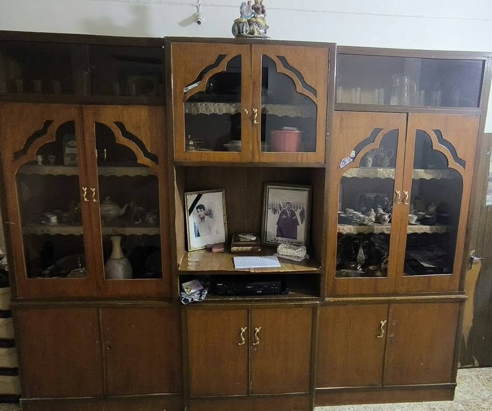 من رخصه الادمن
بوفيه قطعتين 
السعر ٤٠٠ وبيها مجال
المكان كربلاء طويريج
الرقم ***********
