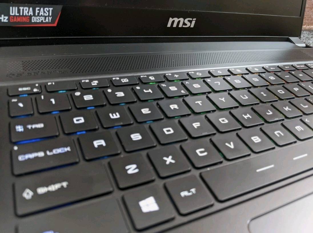 لابتوب العاب جيمنك: MSI Stealth GS66  
​المعالج (CPU): Intel Core i7-10750H (الجيل  العاشر، بقوة وكفاءة عالية جداً للألعاب والتطبيقات الثقيلة).
​الذاكرة العشوائية (RAM): 16 جيجابايت.  
​التخزين (Storage): قرص تخزين سريع جداً من نوع NVMe SSD.  حجم 500
​الشاشة (Display): شاشة فائقة السرعة بمعدل تحديث 240Hz Ultra Fast، تمنحك سلاسة فائقة في الحركة والألعاب.  
​كرت الشاشة (GPU): NVIDIA GeForce RTX (2070 8g super max q)
​نظام التبريد: نظام تبريد متطور وفعال Cooler Boost Trinity+ للحفاظ على حرارة مستقرة أثناء الضغط العالي.  
​البطارية: بطارية ضخمة بسعة 99.9 واط/ساعة
شنو الحالة العامة للجهاز هسه؟ بيه أي خدوش، ضربات، أو مشاكل مخفية غير اللي مبينة بالصور؟: 
نظافة فول
شكد صحة البطارية تقريباً؟ وتشتغل تقريباً شكد على الاستخدام العادي؟: 
صحتها 91%
الموقع بغداد ولايوجد لدي توصيل 