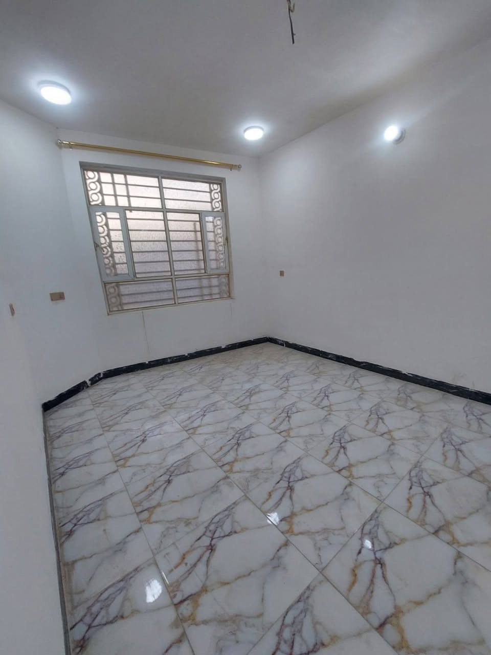بيت للبيع 
كربلاء _ حي الحوراء _ شارع كربلاء بغداد مقابل عمود ٣٧ 
بناء حديث غير مسكون فقط بأيام الزيارة المساحه ١٠٠ متر بأسمي طابقين  يحتوي على استقبال وصاله عدد٢ ومطبخ و غرفة نوم عدد ٤ وصحيات ٣ بناء درجه اولى طابوق جمهوري متوفر جميع الخدمات ماء وكهرباء وخط مولد و شبكت صرف صحي على الشبكة الرئيسية تبليط لباب الدار 
للاستفسار الاتصال على الرقم ***********
