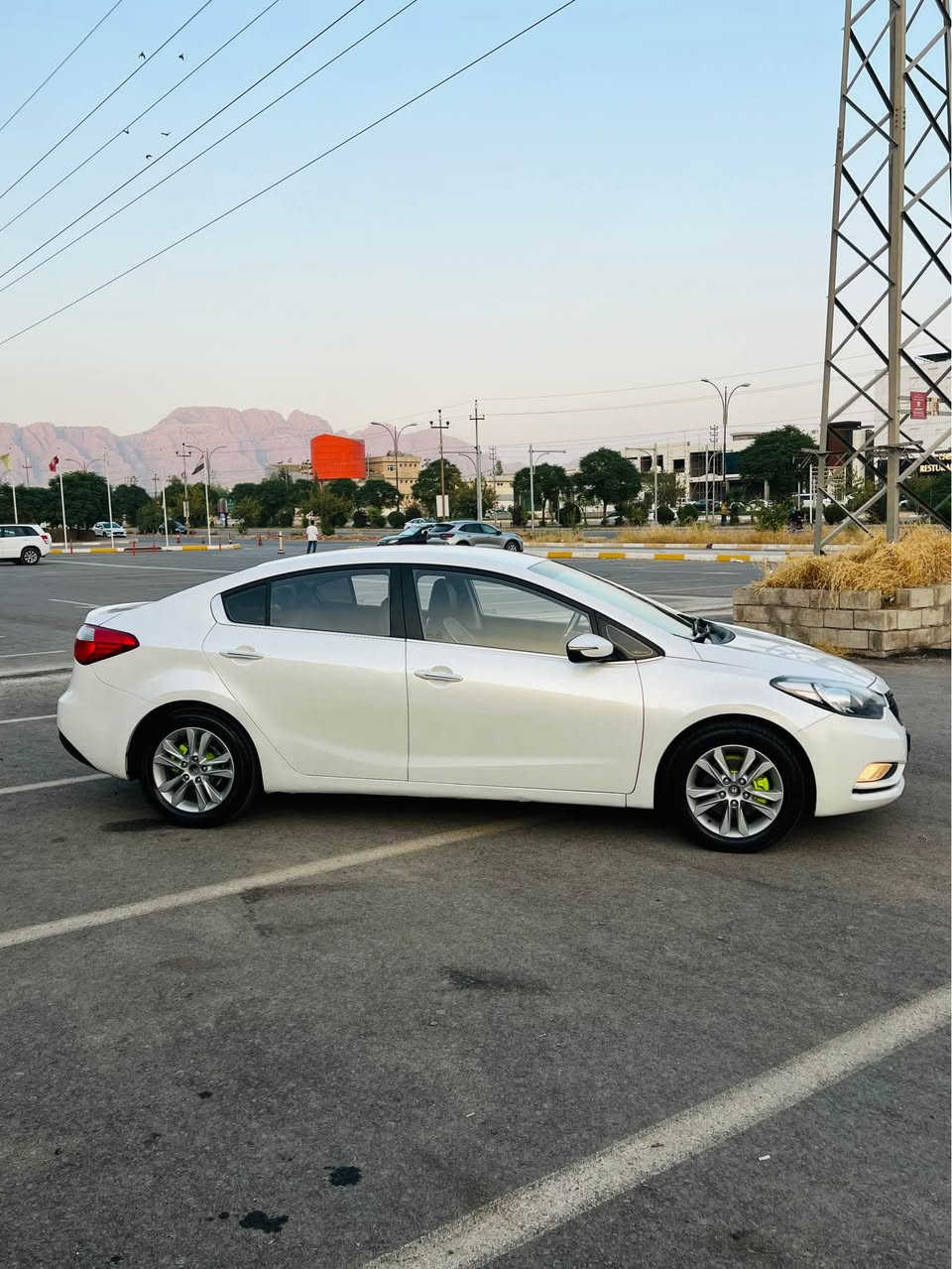 kia z5 
بسم للّٰةالرحمن الرحيم
كيا سيراتؤ ٢٠١٤
براوةى دوبةى شوين براوةكانى چاك كراوةتةوة
كؤدى بؤ كراوة بة ناوى خؤمانة
سپى سةدةف
eco    ocs شوين شاحن شوين فلةش
١٦٨ هةزار هةقيقى رؤيشتوة
كير مةكينة دةرو بةردى بةشةرت 
بةردى گزؤزى تيداية بةنزين هةر ناخوات
سوكان هيتةر سوكان فؤليؤم  شاشة ئايپات
كاميرة حاسة  كيچ ليزةرى  
ئاوينة ئيشارةت ئاوينة هيتةر دژة فول
كوشن جلد كوشن هيتةر
قفل مةركةزى
٢٠١٣ مانگى ١١ يانى ٢٠١٤
پاترى تازة  رؤنى گير و مةكينةى تازة گؤردراوة
تايةكانى باشن
ليد حةدةسة 
سةقف كةڤةر بةشةرت  كير مةكينة بةشةرت ١٠٠ فيتةر
دةعم ليدران بةشةرت   
كامل كامل مةسرةف كراوة بةس ليى خورةو دوعاى خيرمان بؤ بكة سةيارةكة هي مالةنة هي مةحرز نية بةدلى خؤم مةسرةفم كردوة 
هةموو شتم نوسيوة  ية ٢٥٠ مةسرةفى هةبوو 
٥ كةلا برا 
لة مالةكة بيمنةتم 
***********وةتس ئاپى لةسةرة
***********ڤايبةرى لةسةرة رانية, السليمانية
