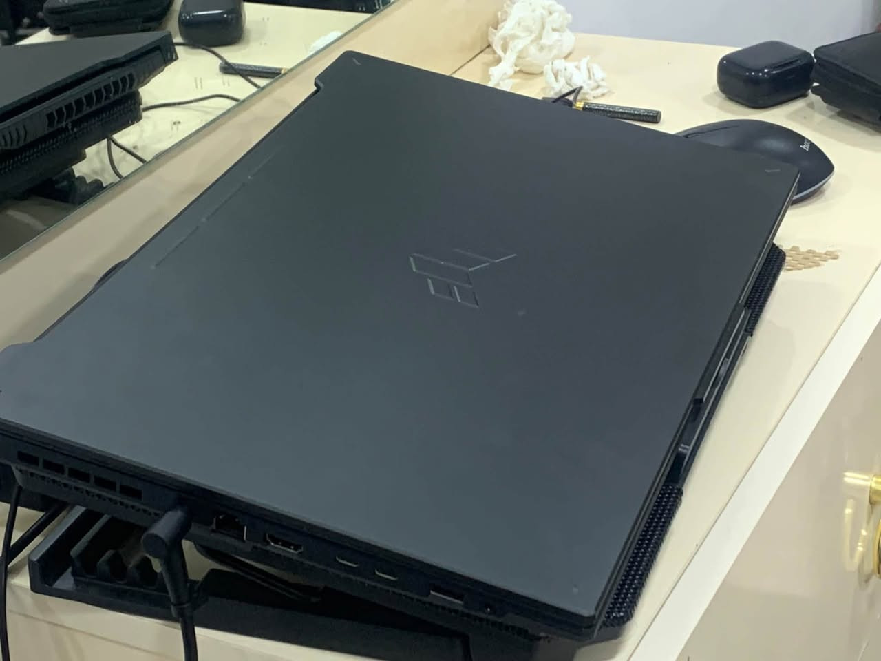 🔥 **لابتوب ألعاب ومونتاج ASUS TUF Gaming للبيع (مع كامل أغراضه وهارد إضافي)** 🔥
السلام عليكم شباب، عندي هذا اللابتوب للبيع، استخدام شخصي خفيف جداً لمدة **3 أشهر فقط** والجهاز بحالة الزيرو ونظيف 100% بدون أي عيب أو مشكلة.
❓ **سبب البيع:** ما عندي وقت أستعمله بسبب المشاغل.
💻 **المواصفات:**
 * **الماركة:** ASUS TUF Gaming الأصلي
 * **المعالج:** AMD Ryzen (أداء سريع وقوي جداً للألعاب والمونتاج والبرامج الهندسية)
 * **التخزين (الهارد):** يحتوي على **هاردين SSD** (الأصلي 500GB + ضفتله هارد SSD ثاني 500GB) يعني المساحة الكلية **1Terabyte (1000GB) SSD** للسرعة العالية والمساحة الكبيرة.
 * **الشاشة:** FHD بتردد 144Hz لسلاسة فائقة
 * **المنافذ:** يدعم USB4 ومنافذ متعددة
 * **الكيبورد:** كيبورد جيمنج مميز مع إضاءة
 * **النظام:** ويندوز 11 أصلي
🎁 **الملحقات الكاملة الويا الجهاز:**
 * قاعدة / مروحة تبريد.
 * ماوس ألعاب.
 * الشاحنة الأصلية.
 * الكارتونة الأصلية مالت الجهاز.
✨ **ملاحظة:** البيع شخصي (فرد مو محل).
💰 **السعر المطلوب:** 1,200,000 دينار عراقي (مليون وميتين) [قابل للتفاوض البسيط للجادين].
📍 **الموقع:** بغداد - منطقة الشهداء
❌ **التوصيل:** لا يوجد توصيل، الاستلام والتسليم مباشر من يم البيت بعد ما تفحص وتجرب الجهاز براحتك.
📞 **للتواصل والاتصال:** *********** أو المراسلة على الخاص.

نص مكتوب في الصور:
- System > About
- Processor
- AMD Ryzen 5 7535HS with Radeon Graphics
- 3.30 GHz
- Installed RAM
- 16.0 GB
- Speed
- 4800 MT/s
- Device ID
- Product ID
- System type
- Pen and touch
- Edition
- Version
- Installed on
- OS build
- Experience
- WIN-TOG9EMBIN
- ASUS TUF Gaming A17 FA707NV-FA707NV
- Device info
- WIN-TOG9EMB1N
- AMD Ryzen 5 7535HS with Radeon Graphics (3.30 GHz)
- 16.0 GB (15.2 GB usable)
- NVIDIA GeForce RTX 4050 Laptop GPU & GB
- AMD Radeon(TM) Graphics (483 MB)
- 508 GB of 954 GB used
- 2E317798-7B35-4525-9RED-0F2CCEEB7688
- 00342-22471-16522-AAOEM
- 64-bit operating system, x64-based processor
- No pen or touch input is available for this display
- Related links Domain or workgroup System protection Advanced system settings
- Windows info
- Windows 11 Home
- 23H2
- 1/14/2026
- 26200.3457
- Windows Feature Experience Pack 1000.26300.360.0
- Microsoft Services Agreement
- Microsoft Software License Terms
- CE
