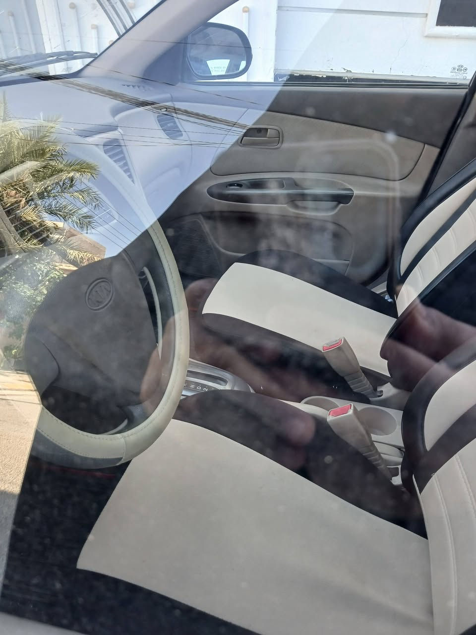 السلام عليكم كيا ريو للبيع موديل 11 رقم حله انكليزي مصفره هيئه و غرامات  سياره نضيفه كلش نضيف من الداخل و الخارج مكفوله من ضربه كير اوتماتيك تبريد شغال ثلج مكينه حداديه تخم تاير بل باكيت سعرر 75 و بيه مجال رقم الاتصال *********** مكاني كربلاء حي الحر الثوره قرب مطعم علي يوسف
