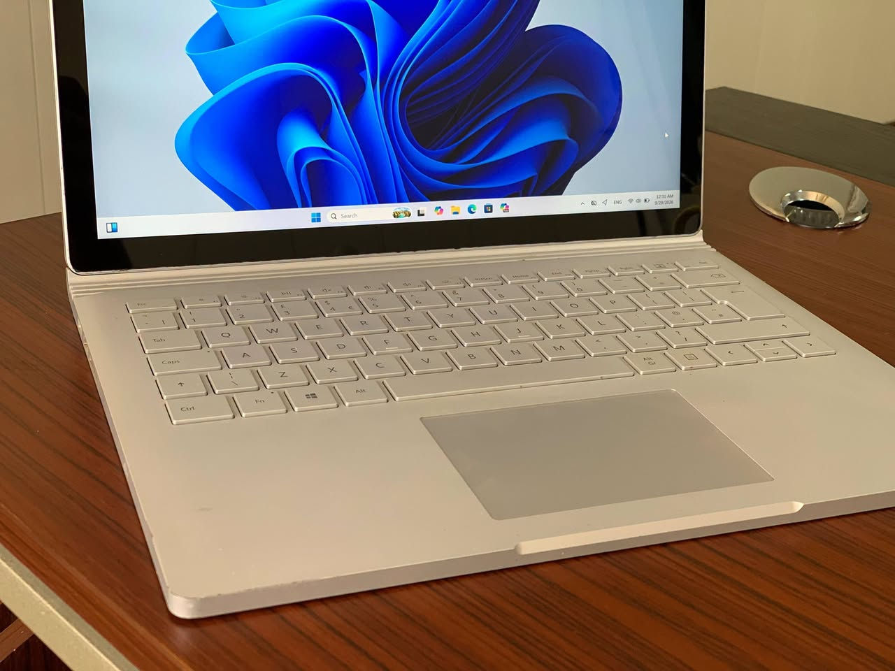 microsoft book 2
💻 Core i7 – 8th Gen
🧠 RAM: 16GB
💾 SSD: 512GB
🖥️ Screen: 14”
⚡ Windows 11
🔋 باتری هەردووکی بەردەستن
✨ دیزاینی جوان و جەستەی سپی

❗ تێبینی: لەمسی شاشە کار ناکات، بەڵام شاشە بە خۆی کار دەکات و بە Mouse/Keyboard بە ئاسانی بەکاردێت.

💰 نرخ: تەنها 380,000 دینار

📦 گونجاوە بۆ خوێندن، ئۆفیس، کارەکانی ڕۆژانە و بەکارهێنانی ماڵەوە.

📩 بۆ کڕین و زانیاری زیاتر پەیام بنێرە.

نص مكتوب في الصور:
- System > About Storage 477 GB 62 GB of 477 GB used Graphics Card 128 MB Intel(R) UHD Graphics 620 Installed RAM 16.0 GB Speed: 1867 MHz Processor Intel(R) Core(TM) i7-8650U CPU @ 1.90GHz 2.11 GHz Rename this PC Copy LAPTOP-V4R3ETS0 Surface Book 2 Device specifications Device name LAPTOP-V4R3ETS0 Processor Intel(R) Core(TM) i7-8650U CPU @ 1.90GHz 2.11 GHz Installed RAM 16.0 GB Device ID 71283C46-3E1B-4402-8D12-489B34DCE53D Product ID 00325-80000-00000-AAOEM System type 64-bit operating system, x64-based processor Pen and touch Pen and touch support with 10 touch points Related links Domain or workgroup System protection Advanced system settings
- Battery report COMPUTER NAME LAPTOP-V4R3ETS0 SYSTEM PRODUCT NAME Microsoft Corporation Surface Book 2 BIOS 394.779.768 08/11/2015 OS BUILD 26100.1.amd64fre.ge_release.240331-1435 PLATFORM ROLE Slate CONNECTED STANDBY Supported REPORT TIME 2026-09-28 23:48:33 Installed batteries Information about each currently installed battery BATTERY 1 BATTERY 2 NAME M1030911 M1030906 MANUFACTURER SMP SMP SERIAL NUMBER 0887435019 3005402746 CHEMISTRY LION LION DESIGN CAPACITY 17,900 mWh 57,300 mWh FULL CHARGE CAPACITY 18,380 mWh 51,620 mWh CYCLE COUNT 3 254