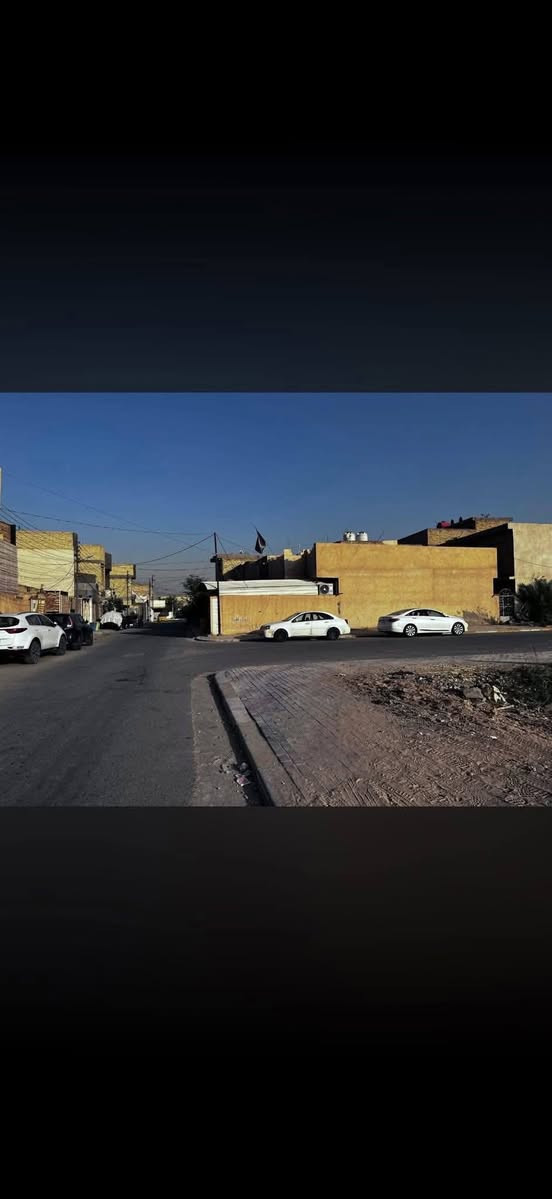 دار  للبيع في كربلاء - طريق الحر حي المجتبى مقابل المائده مول بفرع جامع وحسينية الغفار

للبيــع  المربع الاول دار طابق واحد ركن على  شارعين شارع ع حديقه  عرض الشارع 15 متر والشارع اللي مقابل الجيران عشر امتار عرضه بموقع مرتب ، مع توفر كافة الخدمات  (شوارع تبليط بالكامل).مدارس روضه مركز صحي يبعد عن الشارع العام مسافة امتار 

📌 مواصفات العقار:

 الملكية: طابو ملك صرف.

 المساحة: 200 متر مربع.

 الأبعاد: الواجهة 10 متر × النزال 20 متر.

 الموقع: ركن مميز (مفتوح على حديقة وعلى شارعين).

 سنة البناء: 2011.

🛋️ التصميم الداخلي والخارجي:

 غرف نوم وحده

 صالة  + استقبال

 مطبخ   مع صحيات داخليه

 كراج للسيارة + حديقة خارجية

📞 للاستفسار والتواصل مباشرة مع صاحب الدار:

زين: ***********

 اسيا: ***********
السعر يم صاحب الدار اني مندوب فقط انشر الخاص مااكدر ارد عليه محضور
