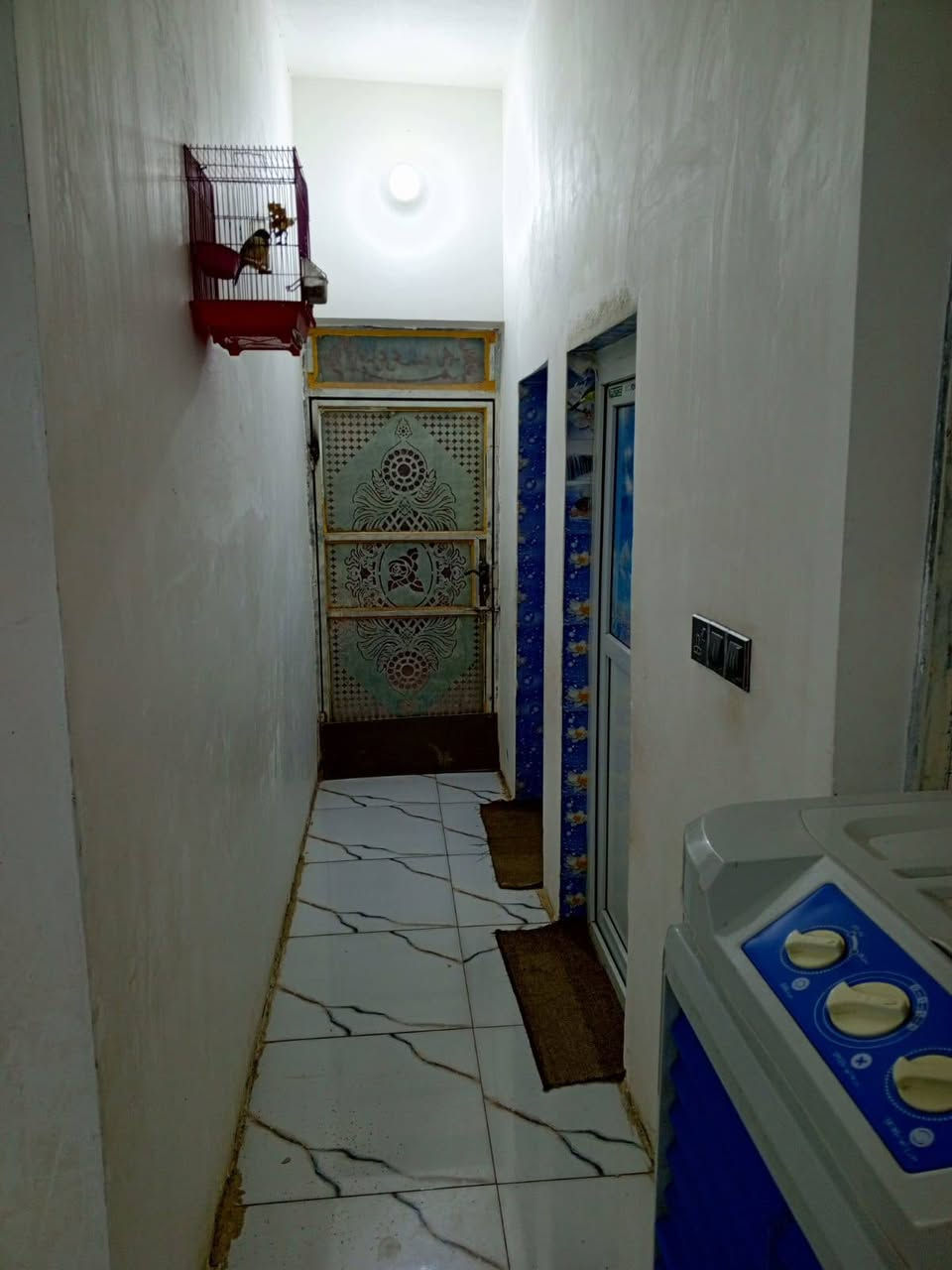 السلام عليكم بيت للبيع مساحه 140م زراعي في حي الجامعه نهايه شارع عشرين خامس فرع يبعد عن الطابو 50م خدمات كامله ماء كهرباء مجاري سند 25 يتكون من صاله ومطبخ وغرفه واستقبال وصحيات داخليه وخارجيه وفوك صاله كبيره السعر خاص للاستفسار الاتصال على الرقم ***********
