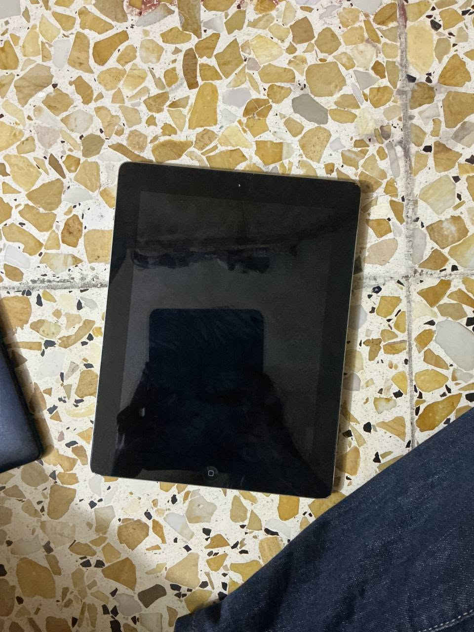 السلام عليكم اجهزه مستخدمه ل بيع 
ايباد c10pro جديد استخدامه شهر ذاكره 256 شاشته مكسوره ايباد 6بلاس  شغال نقصه كيبل شحن فقط ذاكره 64 ايباد امازون نقصه شاشه والاخير هم نقصه شاشه 
جهاز تكنو مستخدم قليل شغال رقمي ***********
