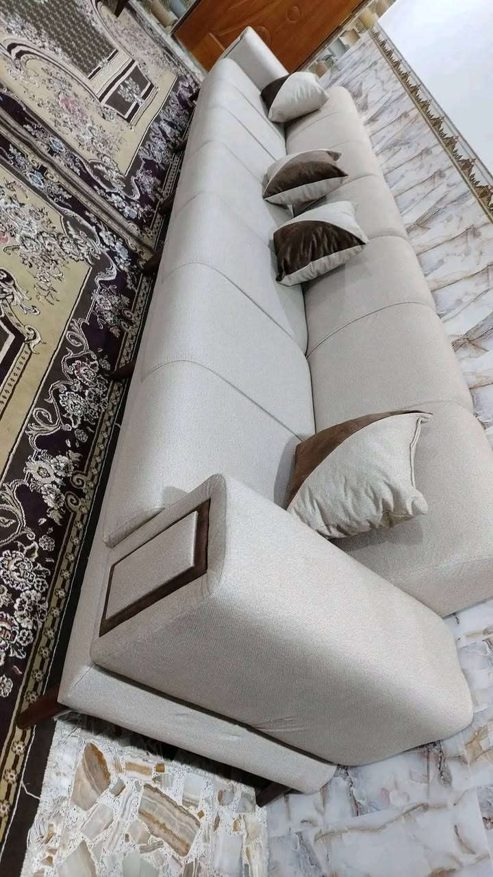 من رخصة ألادمن
عيني تخم ديوان كورنر ٢٠ طول ١٤ متر ونص تفصال بمعنى الكلمه درجه اولى جديد شغل معمل احنه مشتغليه
لون أوف وايت مطعم ب جوزي موديل جكليته بيه قنفتين مفصوله مع زاويه وحده مثل ماموضح بالصور يوصلك اي اختلاف عن تفاصيل يرجع سعره مليون وربع بيه مجال بسيط بس شراي يتصل *********** متوفر واتساب أو مراسله الخاص
