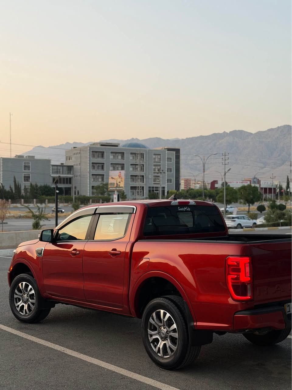 بسم اللّٰه الرحمن الرحيم
بەناوی خودای گەورە 
Ford Ranger 2022 lariat 
فۆرد ڕەنجەر ٢٠٢٢ قفل  ئەکسل نمونە مواسەفاتی لاریاتی فول فول بەسمە شەخال 
سەیارەکە رەقەم یەک جوانە تایبەتە 
قفل ئەکسل تۆماتیک 
گێڕو مەکینە بە شەرت ٢.٣ دەبل تۆربۆ 
ئێرباگ بەس سوکان سیستەم کراوەتەوە
کامێراو شاشە گەورە و ڕادار ئەوتۆ ستۆپ لایت لید بەگ لایت لید دەرکا کۆد کامیرا حاسە ئەوتۆ ستۆپ 
ڕاداری خەتی جادە کوشن کارەبای
کوشن جلد هیتەر شاشە ئەلیکترۆنی 
وەک بۆیاخ دوو پارچە و پەڵەک بۆیاخە بی ناو گرتن 
بەبی ناو گرتن سەیارەکە زۆر جوان و پاکە  
بەشەرتی وەکالە و بەناو کردن 
٩١ هەزار مایل ڕۆیشتوە
ناونیشان ڕانیە
ڤایبەر وەتس ئەپ 
***********
*********** السليمانية, العراق
