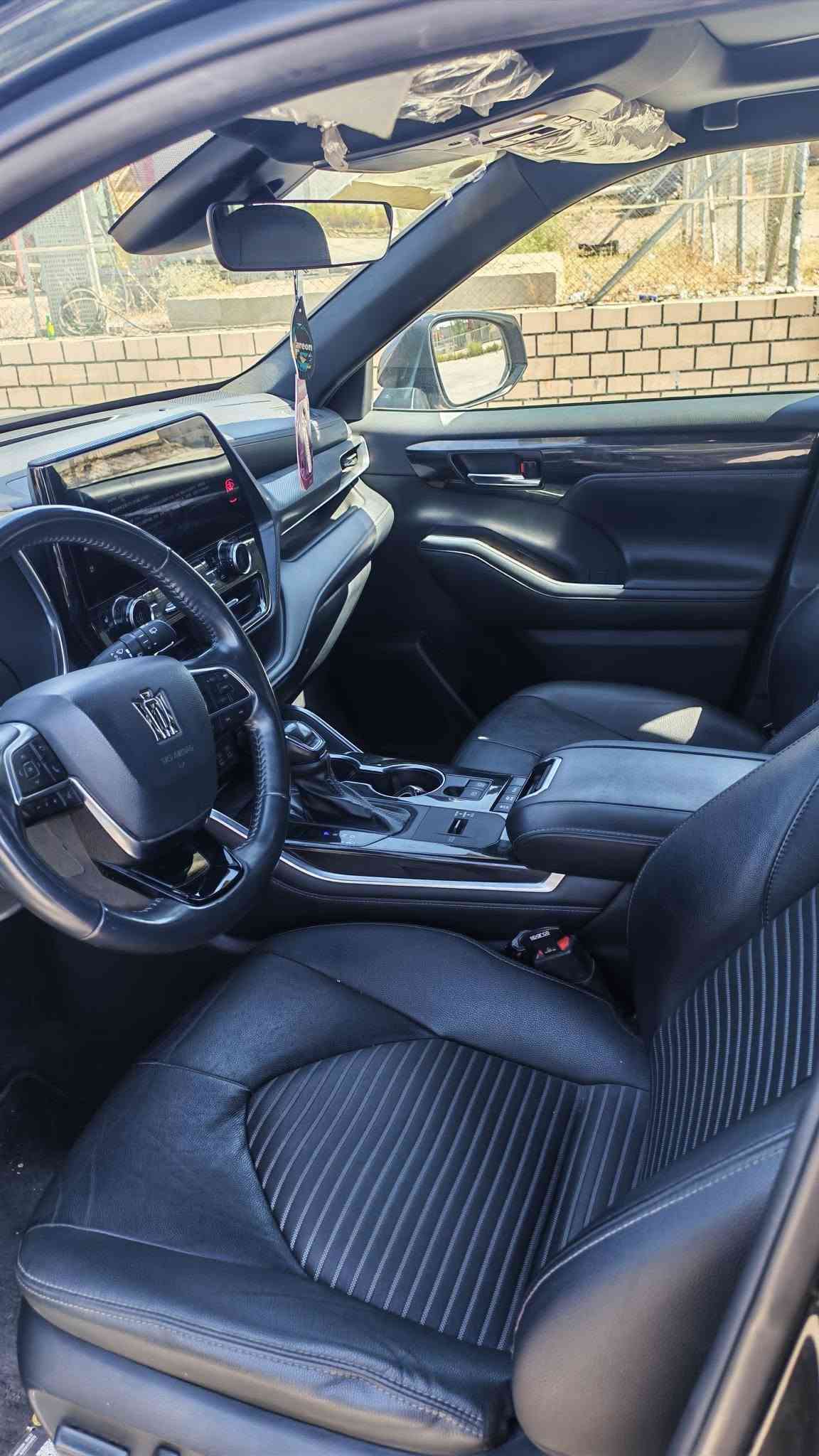 والتأكيد على أن السيارة مكفولة بدون حادث:
👑 تويوتا كراون كلوجر 2023 - Toyota Crown Kluger Hybrid 👑
سيارة عائلية فخمة ومتميزة باقتصادية عالية جداً بالوقود بحالة ممتازة!
الاعتمادية وقلة الأعطال: كأي سيارة من تويوتا، تتميز بقوة التحمل، توفر قطع الغيار، وسهولة الصيانة، بالإضافة إلى الاحتفاظ بقيمتها عند اعادة البيع.
✨ حالة السيارة: مكفولة بدون حادث (بدون صبغ) 🛡️ 🔹 سنة الصنع: 2023 🔹 المسافة المقطوعة (المشي): 48,000 كم 🔹 المحرك: 2.5 لتر هجين (Hybrid) - أداء قوي واقتصاد ممتاز بالبنزين 🔹 نظام الدفع: دفع رباعي ذكي (E-Four) 🔹 الداخلية: جلد أسود فاخر بحالة ممتازة جداً 🔹 السعة: 3 صفوف مقاعد (7 راكب)
الاعتمادية وقلة الأعطال: كأي سيارة من تويوتا، تتميز بقوة التحمل، توفر قطع الغيار، وسهولة الصيانة، بالإضافة إلى الاحتفاظ بقيمتها عند اعادة البيع.
✨ أبرز المواصفات والرفاهية: ▪️ شاشة عدادات رقمية بالكامل 12.3 إنش ▪️ شاشة لمس وسطية كبيرة تدعم Apple CarPlay و Android Auto ▪️ سقف بانورامي عريض ▪️ تكييف أوتوماتيكي ثلاثي المناطق (تحكم مستقل) ▪️ كاميرات رؤية محيطية 360 درجة مع حساسات ركن كاملة ▪️ حزمة أمان متكاملة (رادار أمامي، تحديد مسار، مثبت سرعة متكيف) ▪️ جنوط ألومنيوم رياضية مقاس 20 إنش ▪️ إضاءة LED أمامية وخلفية بالكامل
استهلاك الوقود ومدى التفويلة:
​تعتمد أرقام الاستهلاك على محرك الهجين (2.5L Hybrid) وهو الشائع والمفضل في هذه الفئة:
​معدل استهلاك الوقود: تقطع السيارة حوالي 18 إلى 20 كيلومتر لكل لتر واحد (18 - 20 كم/لتر)، وهو استهلاك ممتاز جداً بالنسبة لسيارة دفع رباعي بهذا الحجم.
​سعة خزان الوقود (التفويلة): تتسع التفويلة تقريباً لـ 65 لتر.
​المسافة التي تقطعها التفويلة الكاملة: عند تفويل الخزان بالكامل، تمشيك السيارة مسافة تتراوح بين 1,000 إلى 1,200 كيلومتر (حسب طبيعة القيادة بين داخل المدينة والخطوط السريعة، واستخدام التكييف).
📍 الموقع: الموصل
💰 السعر: 385 ورقة ($38,500)
📞 للتواصل والاستفسار: •
آسيا سيل: ***********
 • كورك: ***********

