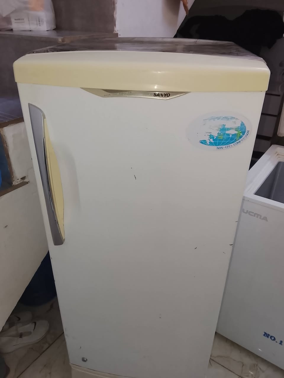 ثلاجه ومجمده شرط الشغل وبدون أي تصليح مال بيت للبيع 200  ابو دشير
***********

