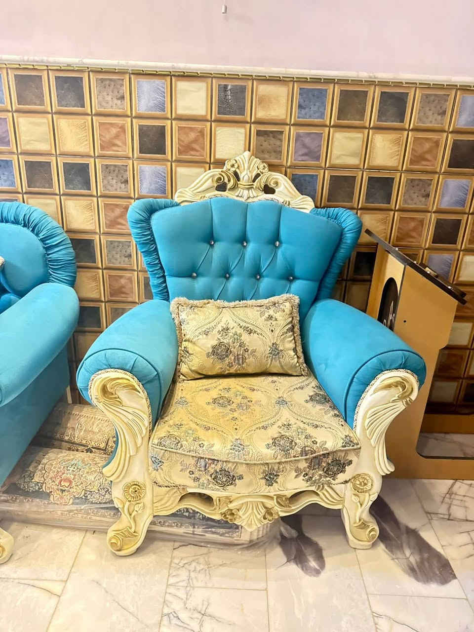للبيع– طقم صالون ملكي فاخر 👑
🛋️ مكوّن من:
• 4 كراسي
• قنفتين

✨ تصميم ملكي راقي وفخم
💎 تركوازي مع ذهبي وأبيض
👌 نظيف جداً واستعمال قليل

💰 السعر: 600 ألف دينار فقط
📍 كربلاء – الهندية
📞 ***********
📞 ***********

