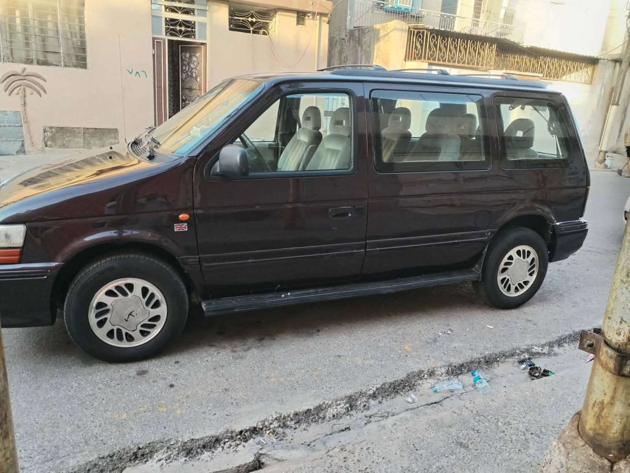 السلام عليكم ورحمة الله وبركاته سيارة كلايزر شاصي قصير موديل    95. محرك 3300 دوج بشرط.  وكير بشرط  دوشبول كله. شغال كشنات  سياحي داخل جديد باتري جديد اطارات جدد طخم الأمامي والخلفي جدد رقم إنكليزي ثاني يوم تحويل جامات كهرب السعر    45.  مجال بسيط الاتصال علي الرقم الموبايل.  ***********.
