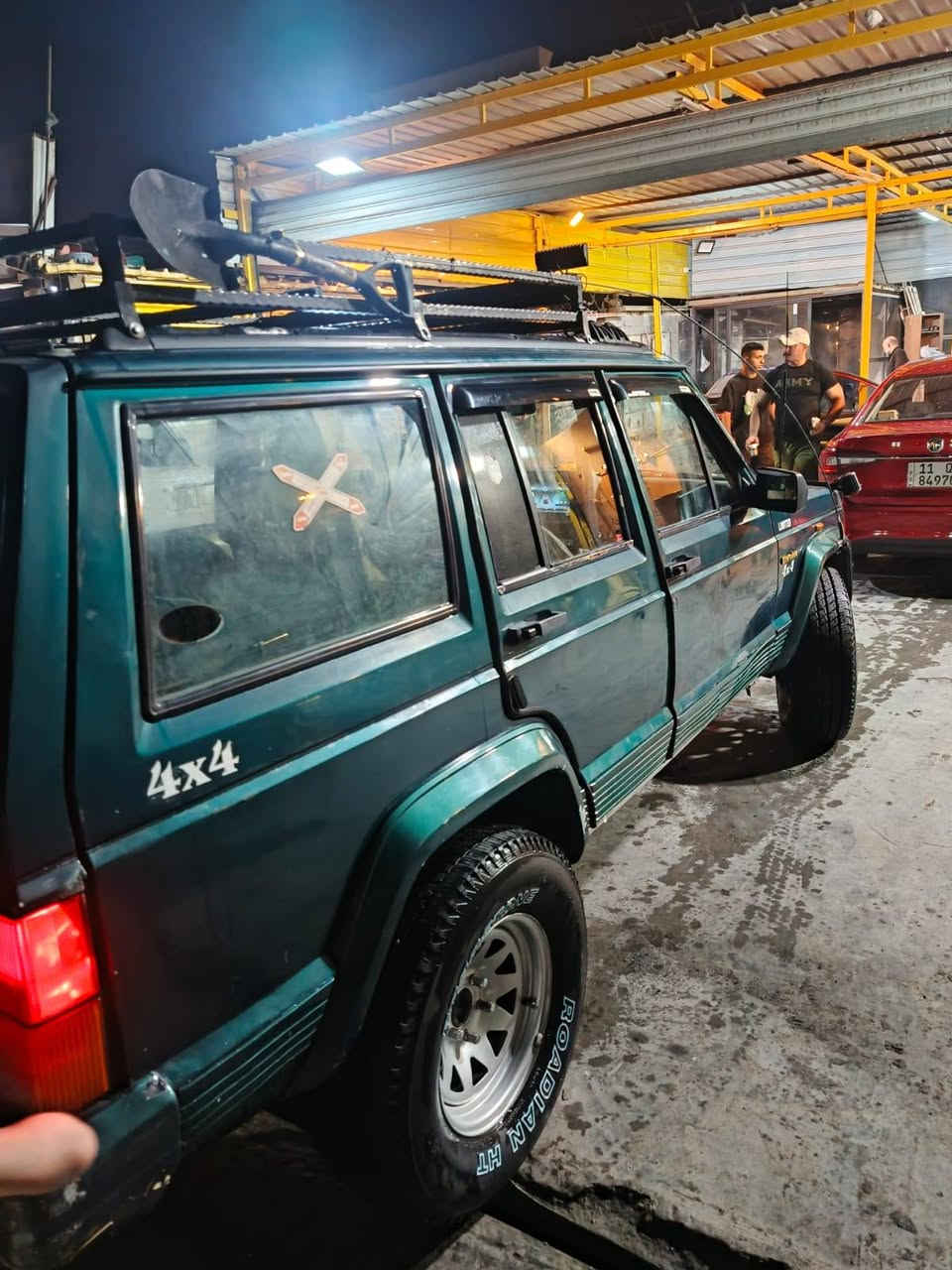 لجيب شيروكي(شخاطة ) موديل ١٩٩١ رقم سليمانية محرك vvt(2500) عنونها بغداد تخم تاير جديد السعر ٦٠$ بيع او مراوس وبيها مجال للاتصال ***********
