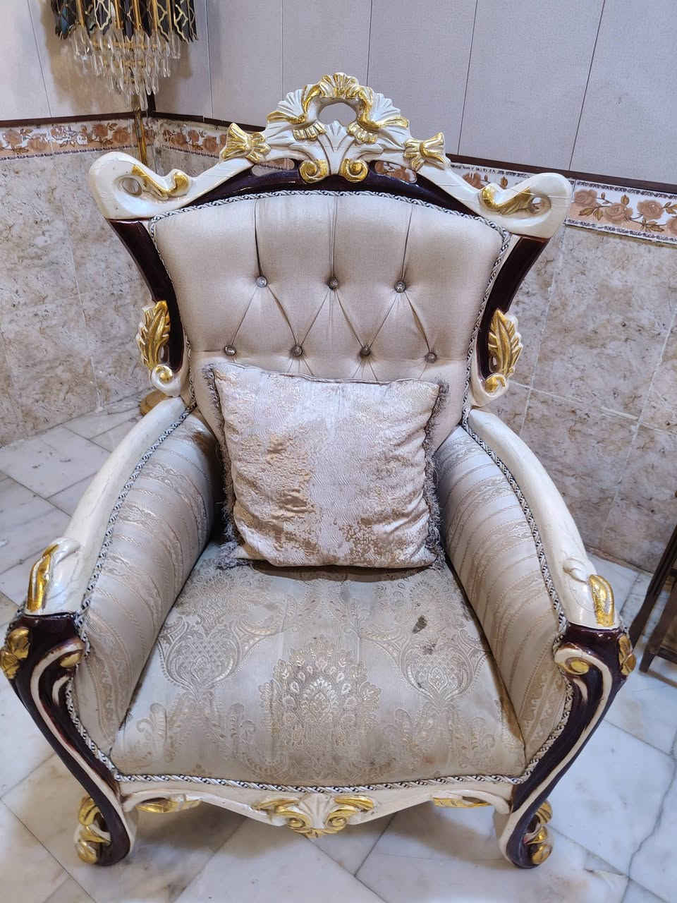 للبيع تخم تركي ملكي فخم (10 مقاعد)
🔹 التفاصيل:
​النوع: تركي أصلي.
​القطع: 2 قنفة ثلاثية + 4 كراسي مفردة (بدون قنفة ثنائية).
​الحالة: مستعمل (البيع بسبب ترميم البيت وليس عيباً بلتخم).
​السعر: 600 ألف 
​📞 للإستفسار والمراسلة، الاتصال على الرقم:
***********
​📍 العنوان: الديوانية - حي العصري.
