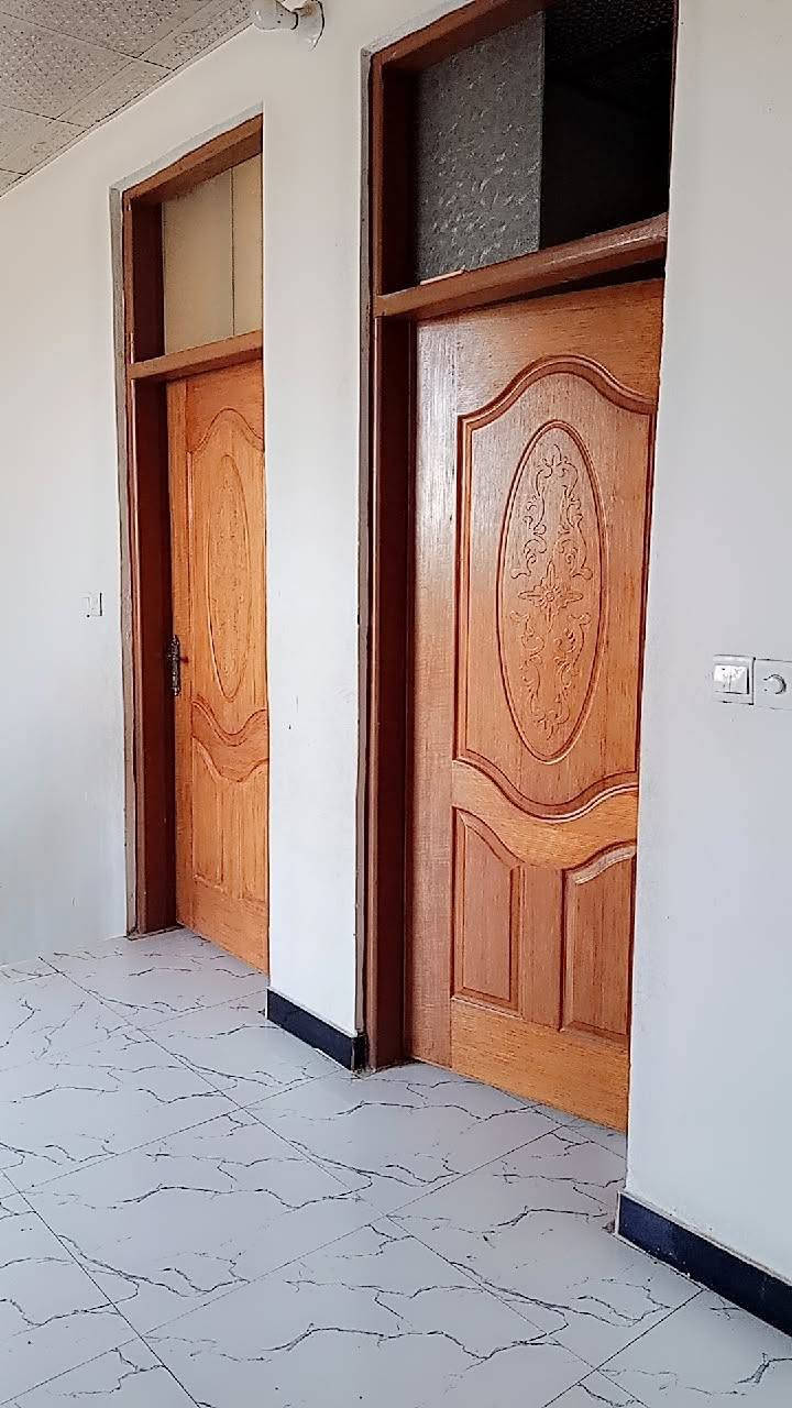 سلام عليكم بيت للبيع مساحه للبيت 200 م بيت قاطين يحتوي على 4غرف نوم مطبخ استقبال وصاله وصحيات عدد3 يبعد عن الشارع 10 متر بيت فرعي يوجد ماء و كهرباء خير من الله مدارس قريبه طابو زراعي سند 25 سعر خاص للعنوان ديالئ بعقوبة الصناعه الثالثه الاستفسار ***********/***********
