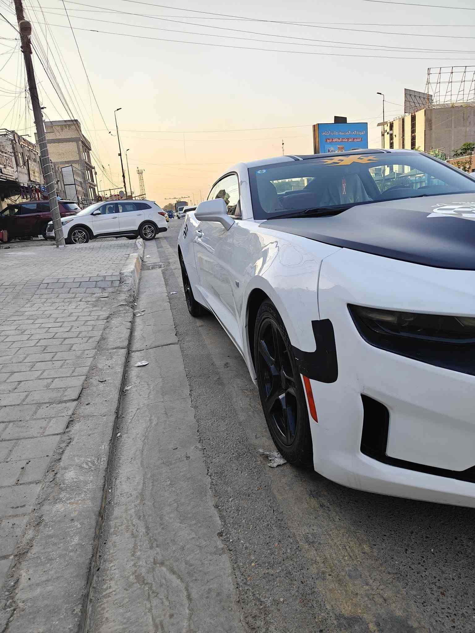 السلام عليكم كمارو موديل 19 سيارة جديدة بمعنى الكلمة بدون تبديل بيه 3قطع صبغ سياره جاهزة الأخير بأسمي تحويل ثاني يوم للبيع او مراوس مكاني بغداد الشعب السعر 105.رقم الهاتف ***********
