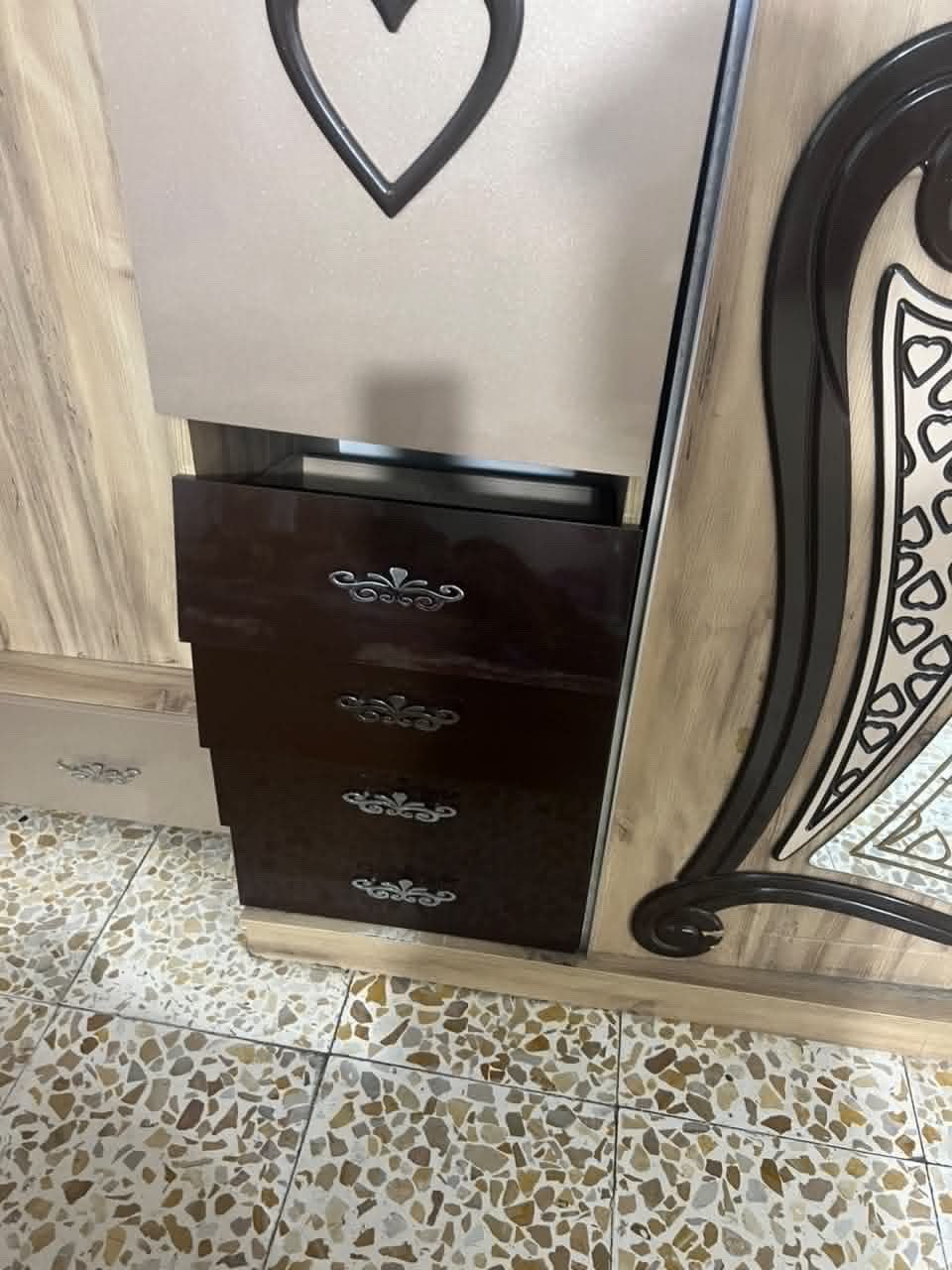 غرفه تركي 8 قطع ن مال بيت ضيفه بدون اي ضرر تكمه داخلها نضيف  
450 وبيها مجال نقل وشد مجاني داخل بغداد 
بغداد الجديده