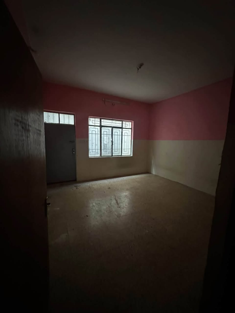 سلام عليكم
بيت 🏠 للبيع في حي البكر موقع مميز خلف مطعم بيت جدي 
بناء قديم مرتب سند طابو الزهور شرط التحويل 
مساحه البيت 🏠 202 متر واجها 9.5 متر 
يحتوي البيت 🏠 ع استقبال وهول وغرفتين نوم 🛌 ومطبخ وصحيات ومناور وكراج سياره وبيتونه 
سعر البيت 🏠 172 مليون وقابل للتفاوض 
للاستفسار الاتصال ع الارقام 
***********
***********
