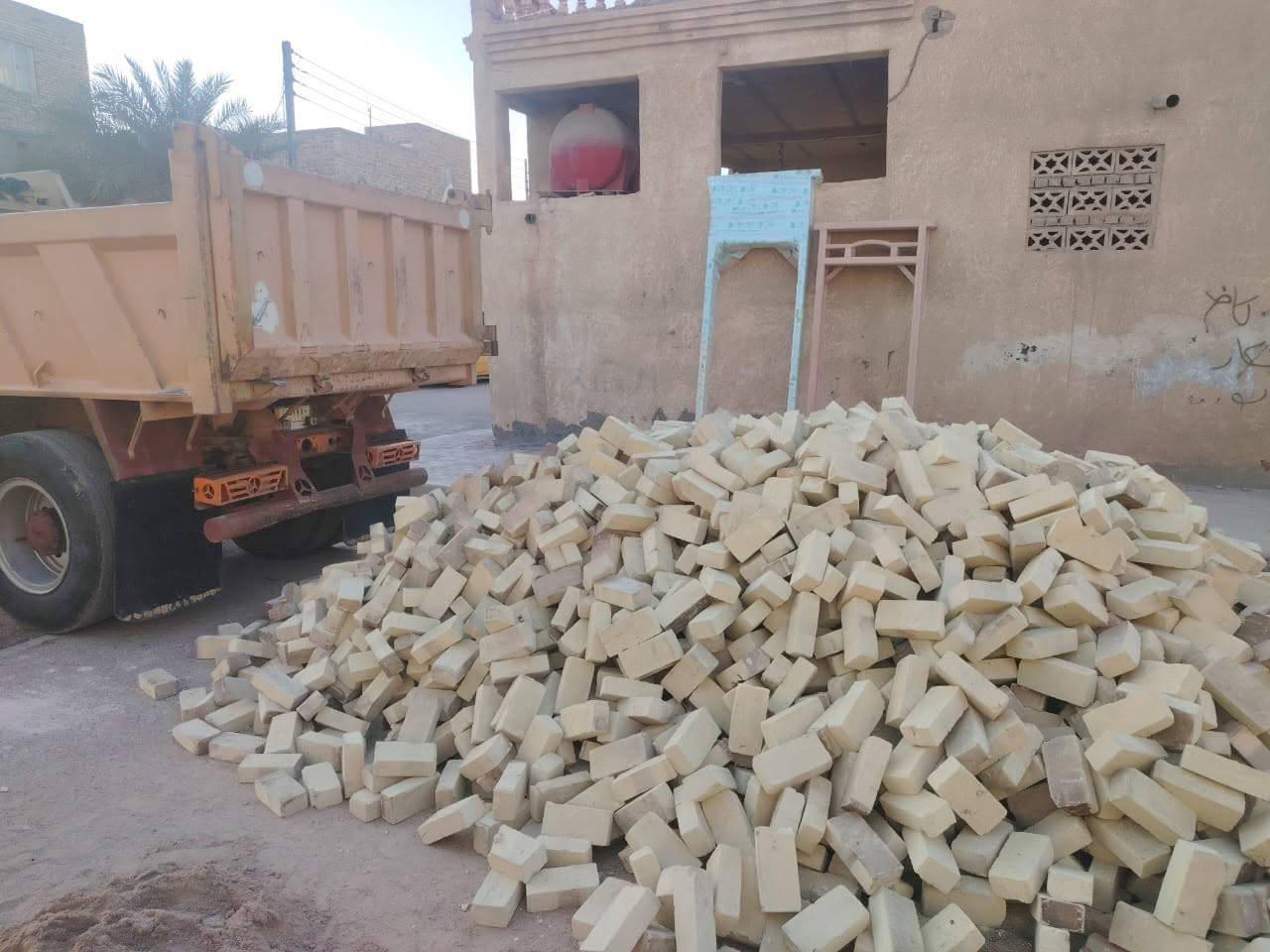 السلام عليكم
يوجد انواع الطابوق للبيع وحسب الطلب والاتفاق علمآ كل من وسعره اتصل 🗣📲📞 ***********
